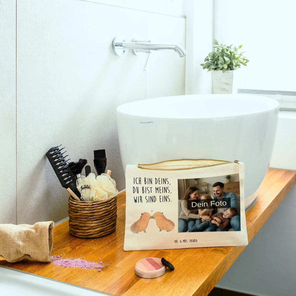 Personalisierte Foto Schminktasche Capybara Liebe Kulturbeutel Damen Mit Foto, Kosmetiktasche Organizer Mit Foto, Schminktasche Zum Aufhängen Mit Bild, Schminktasche Leder Mit Fotodruck, Make-Up Tasche Mit Foto, Schminktasche Stoff Mit Eigenem Foto, Schminktasche Für Mädchen Mit Foto, Schminktasche Groß Mit Bild, Schminktasche Mit Fächern Und Bild, Schminktasche Nachhaltig Mit Bild, Schminktasche Mit Foto, Kosmetiktasche Mit Foto, Schminktasche Für Teenager Mit Bild, Schminktasche Geschenk Mit Foto, Schminkbeutel Mit Fotodruck, Schminktasche Reise Mit Foto, Schminktasche Tiermotiv Mit Eigenem Bild, Personalisierte Schminktasche Mit Foto, Schminktasche Mit Muster Und Foto, Schminktasche Klein Mit Foto, Kosmetiktasche Zum Mitnehmen Mit Bild, Stifteaufbewahrung Mit Bild, Reise-Kosmetiktasche Mit Eigenem Motiv, Schminktäschchen Mit Bild, Schminktasche Für Unterwegs Mit Foto, Schminktasche Blumen Mit Foto, Stiftetasche Mit Eigenem Foto, Aufbewahrung Für Schminke Mit Foto, Schminktasche Mit Reißverschluss Und Foto, Kosmetiktasche Für Handtasche Mit Foto, Kosmetiktasche Damen Mit Bild, Schminktasche Mit Wunschfoto, Schminktasche Mit Eigenem Bild, Tiermotive, Gute Laune, lustige Sprüche, Tiere, Liebesspruch, Beziehung, Partnertiere, Du bist meins, Capybara, Romantisches Geschenk, Paar, Jahrestag, Verschmolzen, Herzlich, verliebt, Tierliebe, Geschenkidee, Ehejubiläum, Valentinstag, Handgezeichnet, Ich bin deins, Kuschel Capybaras, Liebesbeweis, Liebe