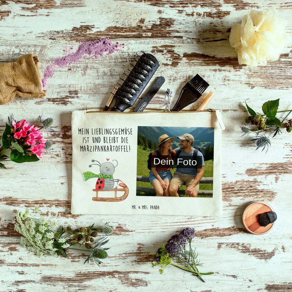 Personalisierte Foto Schminktasche Smörle Rodeln Schminktasche Mit Eigenem Bild, Kulturbeutel Damen Mit Foto, Kosmetiktasche Organizer Mit Foto, Personalisierte Schminktasche Mit Foto, Schminktasche Leder Mit Fotodruck, Make-Up Tasche Mit Foto, Schminktasche Reise Mit Foto, Schminktasche Mit Foto, Schminktasche Nachhaltig Mit Bild, Schminktasche Für Unterwegs Mit Foto, Schminktasche Blumen Mit Foto, Stifteaufbewahrung Mit Bild, Schminktasche Mit Fächern Und Bild, Aufbewahrung Für Schminke Mit Foto, Schminktäschchen Mit Bild, Schminktasche Für Mädchen Mit Foto, Schminktasche Mit Reißverschluss Und Foto, Schminktasche Stoff Mit Eigenem Foto, Kosmetiktasche Mit Foto, Kosmetiktasche Zum Mitnehmen Mit Bild, Schminktasche Zum Aufhängen Mit Bild, Schminktasche Für Teenager Mit Bild, Schminktasche Geschenk Mit Foto, Schminktasche Mit Wunschfoto, Schminktasche Tiermotiv Mit Eigenem Bild, Kosmetiktasche Damen Mit Bild, Schminktasche Mit Muster Und Foto, Reise-Kosmetiktasche Mit Eigenem Motiv, Schminktasche Klein Mit Foto, Schminkbeutel Mit Fotodruck, Kosmetiktasche Für Handtasche Mit Foto, Stiftetasche Mit Eigenem Foto, Schminktasche Groß Mit Bild, Winter, Weihnachten, Weihnachtsdeko, Nikolaus, Advent, Heiligabend, Wintermotiv, Schlittenfahren, Smörle, Marzipan