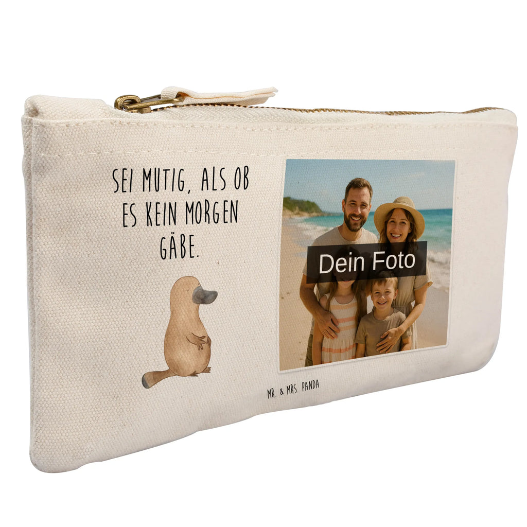Personalisierte Foto Schminktasche Schnabeltier Mut Schminktasche Für Mädchen Mit Foto, Aufbewahrung Für Schminke Mit Foto, Schminktasche Mit Reißverschluss Und Foto, Schminktasche Zum Aufhängen Mit Bild, Schminktasche Leder Mit Fotodruck, Kosmetiktasche Damen Mit Bild, Schminktasche Für Unterwegs Mit Foto, Schminktasche Klein Mit Foto, Schminktasche Reise Mit Foto, Schminktasche Mit Muster Und Foto, Schminktasche Mit Fächern Und Bild, Schminktäschchen Mit Bild, Kulturbeutel Damen Mit Foto, Stiftetasche Mit Eigenem Foto, Schminktasche Mit Eigenem Bild, Kosmetiktasche Für Handtasche Mit Foto, Schminkbeutel Mit Fotodruck, Kosmetiktasche Zum Mitnehmen Mit Bild, Kosmetiktasche Organizer Mit Foto, Stifteaufbewahrung Mit Bild, Schminktasche Mit Wunschfoto, Schminktasche Stoff Mit Eigenem Foto, Schminktasche Groß Mit Bild, Schminktasche Blumen Mit Foto, Reise-Kosmetiktasche Mit Eigenem Motiv, Schminktasche Für Teenager Mit Bild, Schminktasche Mit Foto, Personalisierte Schminktasche Mit Foto, Kosmetiktasche Mit Foto, Schminktasche Nachhaltig Mit Bild, Schminktasche Geschenk Mit Foto, Make-Up Tasche Mit Foto, Schminktasche Tiermotiv Mit Eigenem Bild, Meerestiere, Meer, Urlaub, Schnabeltiere, mutig, Motivation, Lebensweisheit, Neustart, Raodtrip, Büro, Schnabeltier, Weltreise, Training, Neuanfang, Mut, Arbeit