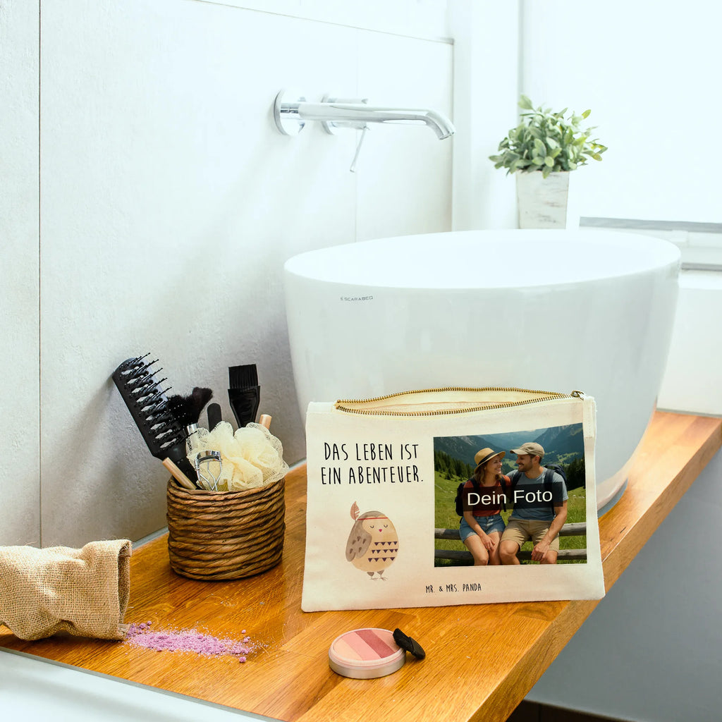 Personalisierte Foto Schminktasche Eule Federschmuck Schminktäschchen Mit Bild, Schminktasche Zum Aufhängen Mit Bild, Personalisierte Schminktasche Mit Foto, Kosmetiktasche Mit Foto, Schminktasche Groß Mit Bild, Schminktasche Stoff Mit Eigenem Foto, Reise-Kosmetiktasche Mit Eigenem Motiv, Schminktasche Geschenk Mit Foto, Schminktasche Für Mädchen Mit Foto, Schminktasche Leder Mit Fotodruck, Stiftetasche Mit Eigenem Foto, Kulturbeutel Damen Mit Foto, Schminktasche Mit Muster Und Foto, Kosmetiktasche Zum Mitnehmen Mit Bild, Schminktasche Klein Mit Foto, Kosmetiktasche Organizer Mit Foto, Schminktasche Für Teenager Mit Bild, Make-Up Tasche Mit Foto, Schminktasche Mit Reißverschluss Und Foto, Aufbewahrung Für Schminke Mit Foto, Schminktasche Nachhaltig Mit Bild, Schminktasche Mit Fächern Und Bild, Schminkbeutel Mit Fotodruck, Kosmetiktasche Für Handtasche Mit Foto, Stifteaufbewahrung Mit Bild, Schminktasche Blumen Mit Foto, Schminktasche Tiermotiv Mit Eigenem Bild, Schminktasche Mit Wunschfoto, Kosmetiktasche Damen Mit Bild, Schminktasche Für Unterwegs Mit Foto, Schminktasche Mit Eigenem Bild, Schminktasche Mit Foto, Schminktasche Reise Mit Foto, Eule, Dekoration, Reisespruch, Das Leben ist ein Abenteuer, Eule Deko, Federschmuck, Owl