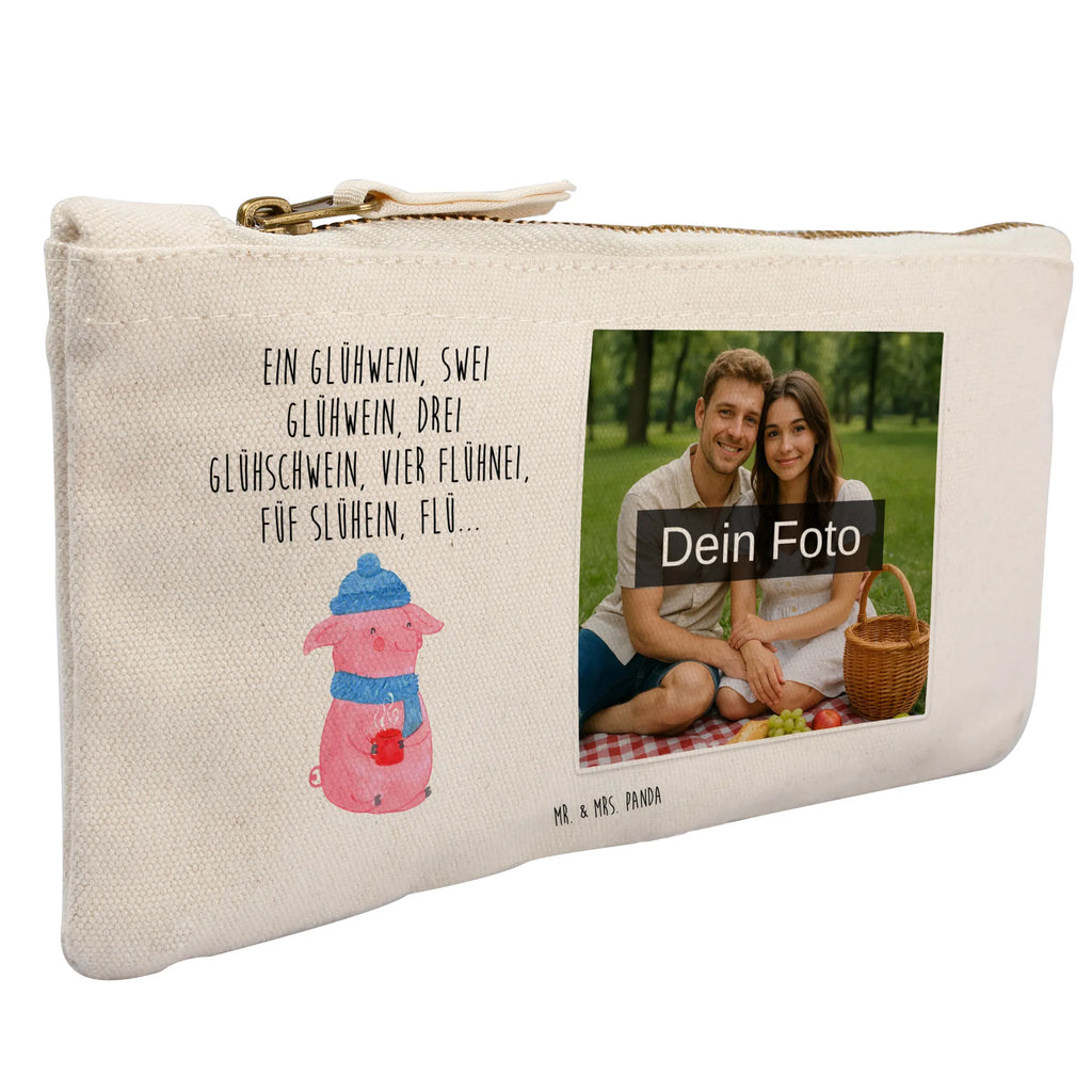 Personalisierte Foto Schminktasche Schweinchen Glühwein Schminktasche Mit Wunschfoto, Schminktasche Blumen Mit Foto, Kosmetiktasche Zum Mitnehmen Mit Bild, Kosmetiktasche Damen Mit Bild, Kosmetiktasche Für Handtasche Mit Foto, Schminktasche Stoff Mit Eigenem Foto, Schminktasche Groß Mit Bild, Schminktasche Tiermotiv Mit Eigenem Bild, Schminktasche Mit Reißverschluss Und Foto, Schminktasche Für Teenager Mit Bild, Stiftetasche Mit Eigenem Foto, Schminktasche Mit Foto, Schminktasche Zum Aufhängen Mit Bild, Personalisierte Schminktasche Mit Foto, Make-Up Tasche Mit Foto, Schminktasche Reise Mit Foto, Schminktasche Mit Fächern Und Bild, Schminktasche Für Unterwegs Mit Foto, Schminkbeutel Mit Fotodruck, Stifteaufbewahrung Mit Bild, Schminktäschchen Mit Bild, Schminktasche Klein Mit Foto, Schminktasche Mit Muster Und Foto, Aufbewahrung Für Schminke Mit Foto, Schminktasche Nachhaltig Mit Bild, Kosmetiktasche Mit Foto, Schminktasche Leder Mit Fotodruck, Kulturbeutel Damen Mit Foto, Kosmetiktasche Organizer Mit Foto, Schminktasche Geschenk Mit Foto, Schminktasche Mit Eigenem Bild, Schminktasche Für Mädchen Mit Foto, Reise-Kosmetiktasche Mit Eigenem Motiv, Winter, Weihnachten, Weihnachtsdeko, Nikolaus, Advent, Heiligabend, Wintermotiv, Betrunken, Glühwein, Weihnachtsmarkt, Spruch