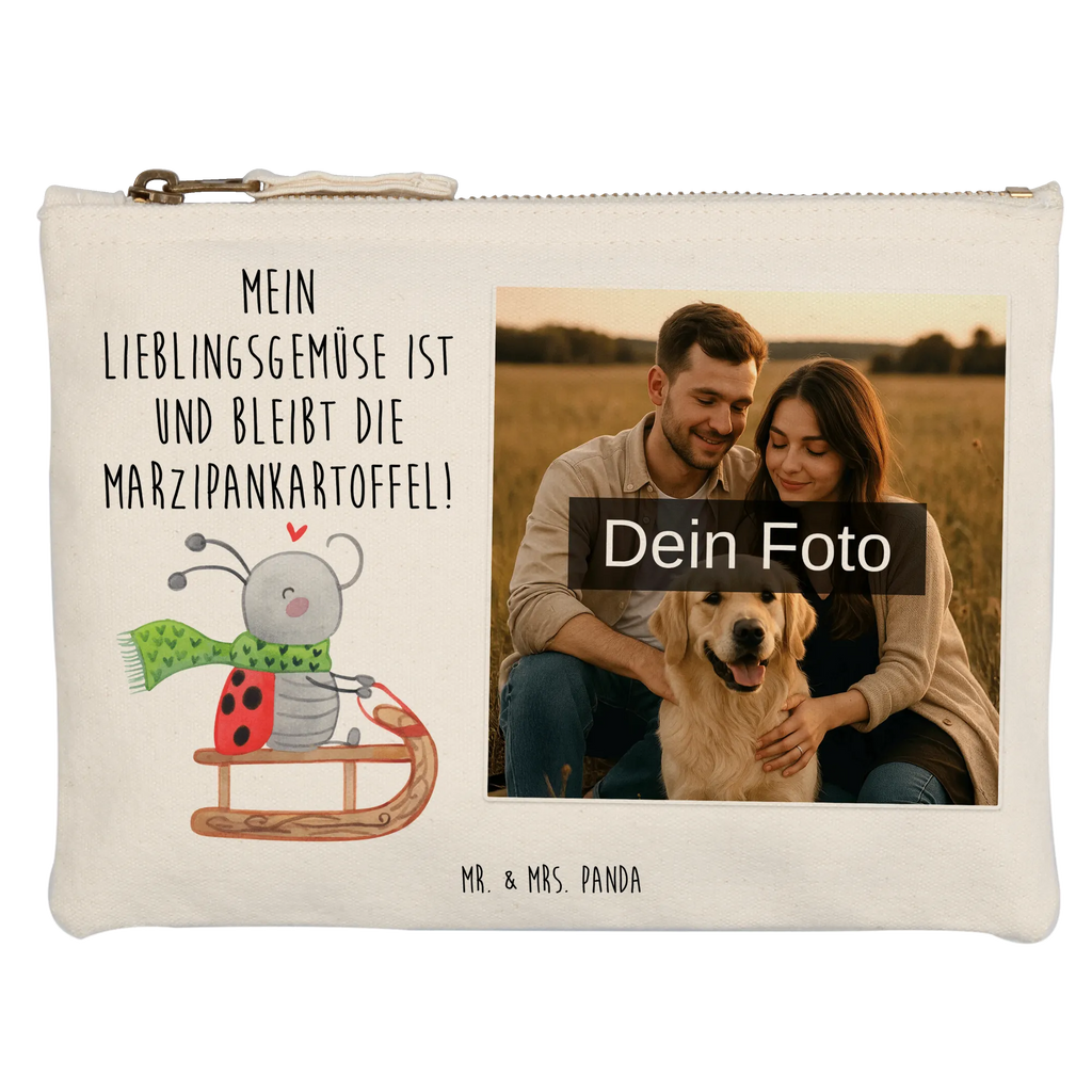 Personalisierte Foto Schminktasche Smörle Rodeln Schminktasche Mit Eigenem Bild, Kulturbeutel Damen Mit Foto, Kosmetiktasche Organizer Mit Foto, Personalisierte Schminktasche Mit Foto, Schminktasche Leder Mit Fotodruck, Make-Up Tasche Mit Foto, Schminktasche Reise Mit Foto, Schminktasche Mit Foto, Schminktasche Nachhaltig Mit Bild, Schminktasche Für Unterwegs Mit Foto, Schminktasche Blumen Mit Foto, Stifteaufbewahrung Mit Bild, Schminktasche Mit Fächern Und Bild, Aufbewahrung Für Schminke Mit Foto, Schminktäschchen Mit Bild, Schminktasche Für Mädchen Mit Foto, Schminktasche Mit Reißverschluss Und Foto, Schminktasche Stoff Mit Eigenem Foto, Kosmetiktasche Mit Foto, Kosmetiktasche Zum Mitnehmen Mit Bild, Schminktasche Zum Aufhängen Mit Bild, Schminktasche Für Teenager Mit Bild, Schminktasche Geschenk Mit Foto, Schminktasche Mit Wunschfoto, Schminktasche Tiermotiv Mit Eigenem Bild, Kosmetiktasche Damen Mit Bild, Schminktasche Mit Muster Und Foto, Reise-Kosmetiktasche Mit Eigenem Motiv, Schminktasche Klein Mit Foto, Schminkbeutel Mit Fotodruck, Kosmetiktasche Für Handtasche Mit Foto, Stiftetasche Mit Eigenem Foto, Schminktasche Groß Mit Bild, Winter, Weihnachten, Weihnachtsdeko, Nikolaus, Advent, Heiligabend, Wintermotiv, Schlittenfahren, Smörle, Marzipan