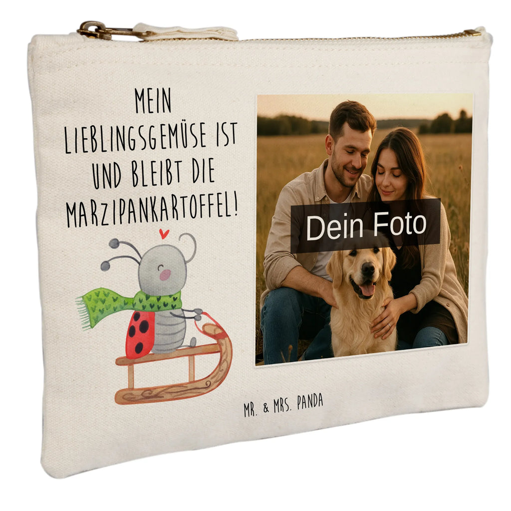 Personalisierte Foto Schminktasche Smörle Rodeln Schminktasche Mit Eigenem Bild, Kulturbeutel Damen Mit Foto, Kosmetiktasche Organizer Mit Foto, Personalisierte Schminktasche Mit Foto, Schminktasche Leder Mit Fotodruck, Make-Up Tasche Mit Foto, Schminktasche Reise Mit Foto, Schminktasche Mit Foto, Schminktasche Nachhaltig Mit Bild, Schminktasche Für Unterwegs Mit Foto, Schminktasche Blumen Mit Foto, Stifteaufbewahrung Mit Bild, Schminktasche Mit Fächern Und Bild, Aufbewahrung Für Schminke Mit Foto, Schminktäschchen Mit Bild, Schminktasche Für Mädchen Mit Foto, Schminktasche Mit Reißverschluss Und Foto, Schminktasche Stoff Mit Eigenem Foto, Kosmetiktasche Mit Foto, Kosmetiktasche Zum Mitnehmen Mit Bild, Schminktasche Zum Aufhängen Mit Bild, Schminktasche Für Teenager Mit Bild, Schminktasche Geschenk Mit Foto, Schminktasche Mit Wunschfoto, Schminktasche Tiermotiv Mit Eigenem Bild, Kosmetiktasche Damen Mit Bild, Schminktasche Mit Muster Und Foto, Reise-Kosmetiktasche Mit Eigenem Motiv, Schminktasche Klein Mit Foto, Schminkbeutel Mit Fotodruck, Kosmetiktasche Für Handtasche Mit Foto, Stiftetasche Mit Eigenem Foto, Schminktasche Groß Mit Bild, Winter, Weihnachten, Weihnachtsdeko, Nikolaus, Advent, Heiligabend, Wintermotiv, Schlittenfahren, Smörle, Marzipan