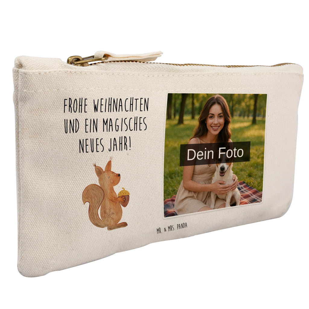 Personalisierte Foto Schminktasche Eichhörnchen Weihnachten Stiftetasche Mit Eigenem Foto, Schminktasche Für Mädchen Mit Foto, Schminktasche Zum Aufhängen Mit Bild, Kosmetiktasche Damen Mit Bild, Schminktasche Für Teenager Mit Bild, Schminktasche Leder Mit Fotodruck, Kosmetiktasche Zum Mitnehmen Mit Bild, Reise-Kosmetiktasche Mit Eigenem Motiv, Make-Up Tasche Mit Foto, Schminktasche Klein Mit Foto, Schminktasche Mit Muster Und Foto, Schminktasche Mit Eigenem Bild, Schminktasche Stoff Mit Eigenem Foto, Personalisierte Schminktasche Mit Foto, Schminktasche Mit Fächern Und Bild, Stifteaufbewahrung Mit Bild, Schminktasche Mit Foto, Kulturbeutel Damen Mit Foto, Schminktasche Mit Reißverschluss Und Foto, Schminktasche Tiermotiv Mit Eigenem Bild, Schminktasche Blumen Mit Foto, Schminktasche Nachhaltig Mit Bild, Schminktasche Geschenk Mit Foto, Kosmetiktasche Für Handtasche Mit Foto, Schminktasche Groß Mit Bild, Schminkbeutel Mit Fotodruck, Aufbewahrung Für Schminke Mit Foto, Schminktasche Für Unterwegs Mit Foto, Kosmetiktasche Organizer Mit Foto, Kosmetiktasche Mit Foto, Schminktasche Reise Mit Foto, Schminktasche Mit Wunschfoto, Schminktäschchen Mit Bild, Winter, Weihnachten, Weihnachtsdeko, Nikolaus, Advent, Heiligabend, Wintermotiv, Weihnachtsgruß, Weihnachtsmotiv, Vogel, Neujahr, Guten Rutsch, Frohe Weihnachten, Frohes neues Jahr