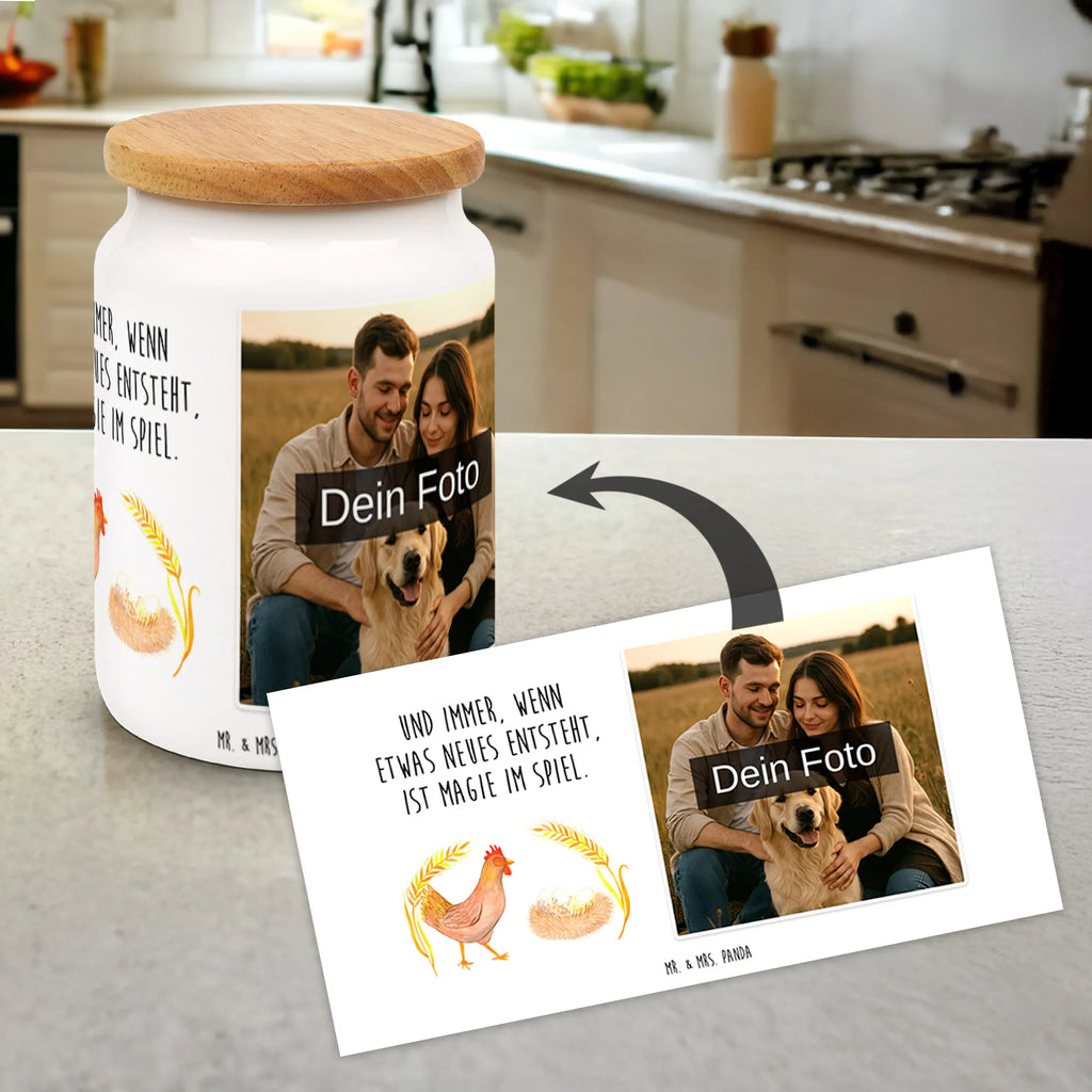 Personalisierte Foto Vorratsdose Huhn Stolz Vorratsdose Mit Bild, Foto Vorratsdose, Vorratsdose Personalisiert Mit Foto, Individuelle Vorratsdose Mit Bild, Vorratsdose Mit Familienfoto, Personalisierte Vorratsdose Mit Bild, Vorratsdose Mit Foto, Vorratsdose Mit Kinderfoto, Vorratsdose Mit Fotodruck, Vorratsdose Selbst Gestalten Mit Foto, Vorratsdose Mit Foto Und Text, Frischhaltedose Mit Eigenem Foto, Vorratsdose Als Geschenk Mit Foto, Vorratsdose Mit Bild Und Namen, Küchenbox Mit Bild, Vorratsdose Bedrucken Lassen, Vorratsdose Mit Eigenem Motiv, Werbeschenk mit Logo, Vorratsbehälter Mit Foto, Vorratsdose Mit Haustierfoto, Aufbewahrungsdose Mit Bild, Werbeschenk mit Bild, Vorratsdose Mit Eigenem Foto, Aufbewahrungsdose Mit Foto, Vorratsglas Mit Foto, Vorratsdose Mit Wunschfoto, Bauernhof, Hoftiere, Landwirt, Landwirtin, Geburt, Motivation, Eier, Henne, Hof, Landleben, Spruch, Schwangerschaft, Hahn, Magie, Hühner