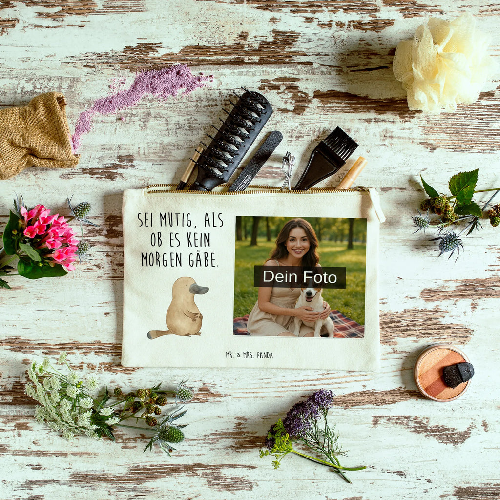 Personalisierte Foto Schminktasche Schnabeltier Mut Schminktasche Für Mädchen Mit Foto, Aufbewahrung Für Schminke Mit Foto, Schminktasche Mit Reißverschluss Und Foto, Schminktasche Zum Aufhängen Mit Bild, Schminktasche Leder Mit Fotodruck, Kosmetiktasche Damen Mit Bild, Schminktasche Für Unterwegs Mit Foto, Schminktasche Klein Mit Foto, Schminktasche Reise Mit Foto, Schminktasche Mit Muster Und Foto, Schminktasche Mit Fächern Und Bild, Schminktäschchen Mit Bild, Kulturbeutel Damen Mit Foto, Stiftetasche Mit Eigenem Foto, Schminktasche Mit Eigenem Bild, Kosmetiktasche Für Handtasche Mit Foto, Schminkbeutel Mit Fotodruck, Kosmetiktasche Zum Mitnehmen Mit Bild, Kosmetiktasche Organizer Mit Foto, Stifteaufbewahrung Mit Bild, Schminktasche Mit Wunschfoto, Schminktasche Stoff Mit Eigenem Foto, Schminktasche Groß Mit Bild, Schminktasche Blumen Mit Foto, Reise-Kosmetiktasche Mit Eigenem Motiv, Schminktasche Für Teenager Mit Bild, Schminktasche Mit Foto, Personalisierte Schminktasche Mit Foto, Kosmetiktasche Mit Foto, Schminktasche Nachhaltig Mit Bild, Schminktasche Geschenk Mit Foto, Make-Up Tasche Mit Foto, Schminktasche Tiermotiv Mit Eigenem Bild, Meerestiere, Meer, Urlaub, Schnabeltiere, mutig, Motivation, Lebensweisheit, Neustart, Raodtrip, Büro, Schnabeltier, Weltreise, Training, Neuanfang, Mut, Arbeit