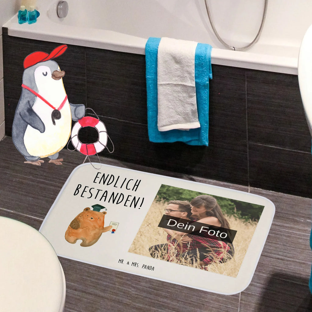 Personalisierte Foto Badematte Bär Prüfung Badgarnitur Mit Foto, Badezimmerteppich Mit Foto, Rechteckiger Badvorleger Mit Bild, Werbegeschenk Mit Logo, Werbegeschenk Mit Foto, Vintage Badvorleger Mit Foto, Badezimmermatte Mit Foto, Badematten Set Mit Foto, Bad Fußmatte Mit Bild, Firmengeschenk Mit Eigenem Logo, Badvorleger Für Badewanne Mit Bild, Badteppich Mit Bild, Badläufer Mit Bild, Badezimmer Matte Mit Foto, Badvorleger Klein Mit Bild, Badematte mit Foto, Rutschfester Badvorleger Mit Foto, Teppich Fürs Bad Mit Eigenem Bild, Badvorleger Mit Foto, Gäste-WC Badvorleger Mit Foto, Badvorleger Baumwolle Mit Bild, Badvorleger Selbst Gestalten Mit Foto, Badematte Mit Foto, Badvorleger Mikrofaser Mit Foto, Gemusterter Badvorleger Mit Bild, Runder Badvorleger Mit Foto, Badvorleger Mit Eigenem Foto, Badematte Rutschfest Mit Foto, Badvorleger Mit Eigenem Motiv, Design Badvorleger Mit Eigenem Foto, Klassischer Badvorleger Mit Foto, Duschvorleger Mit Foto, Badvorleger Mit Wunschbild, Waschbarer Badvorleger Mit Foto, Weicher Badvorleger Mit Bild, Badmatte Waschbar Mit Foto, Foto Badvorleger Für Dusche, Badvorleger Groß Mit Foto, Weißer Badvorleger Mit Foto, Personaliserter Badvorleger Mit Foto, Badematte selber gestalten, Moderner Badvorleger Mit Bild, Badvorleger Mit Fotodruck, Schwarzer Badvorleger Mit Bild, Badvorleger Mit Bild, Saugfähiger Badvorleger Mit Foto, Bär, Teddy, Teddybär, Abschlusszeugnis, Prüfungen, Zeugnis, Abschluss, Abitur, Prüfung bestanden