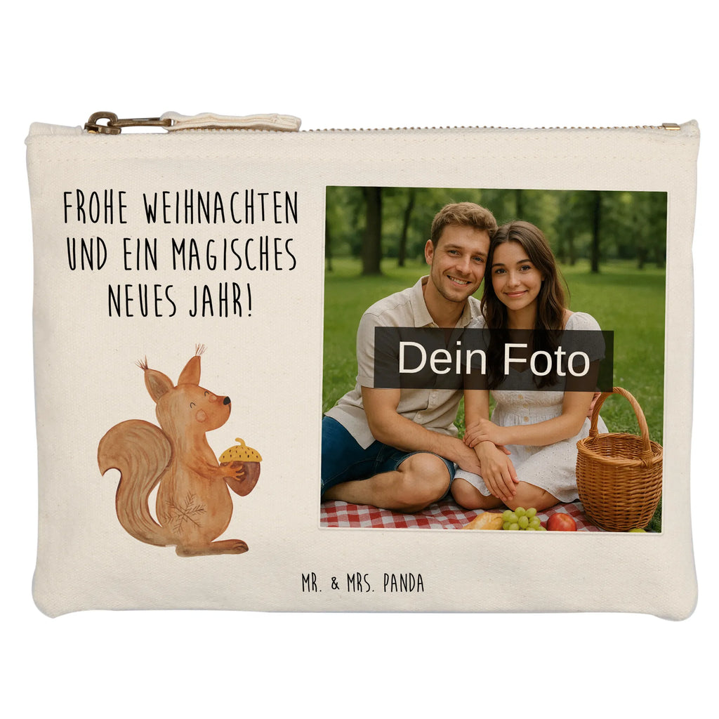 Personalisierte Foto Schminktasche Eichhörnchen Weihnachten Stiftetasche Mit Eigenem Foto, Schminktasche Für Mädchen Mit Foto, Schminktasche Zum Aufhängen Mit Bild, Kosmetiktasche Damen Mit Bild, Schminktasche Für Teenager Mit Bild, Schminktasche Leder Mit Fotodruck, Kosmetiktasche Zum Mitnehmen Mit Bild, Reise-Kosmetiktasche Mit Eigenem Motiv, Make-Up Tasche Mit Foto, Schminktasche Klein Mit Foto, Schminktasche Mit Muster Und Foto, Schminktasche Mit Eigenem Bild, Schminktasche Stoff Mit Eigenem Foto, Personalisierte Schminktasche Mit Foto, Schminktasche Mit Fächern Und Bild, Stifteaufbewahrung Mit Bild, Schminktasche Mit Foto, Kulturbeutel Damen Mit Foto, Schminktasche Mit Reißverschluss Und Foto, Schminktasche Tiermotiv Mit Eigenem Bild, Schminktasche Blumen Mit Foto, Schminktasche Nachhaltig Mit Bild, Schminktasche Geschenk Mit Foto, Kosmetiktasche Für Handtasche Mit Foto, Schminktasche Groß Mit Bild, Schminkbeutel Mit Fotodruck, Aufbewahrung Für Schminke Mit Foto, Schminktasche Für Unterwegs Mit Foto, Kosmetiktasche Organizer Mit Foto, Kosmetiktasche Mit Foto, Schminktasche Reise Mit Foto, Schminktasche Mit Wunschfoto, Schminktäschchen Mit Bild, Winter, Weihnachten, Weihnachtsdeko, Nikolaus, Advent, Heiligabend, Wintermotiv, Weihnachtsgruß, Weihnachtsmotiv, Vogel, Neujahr, Guten Rutsch, Frohe Weihnachten, Frohes neues Jahr