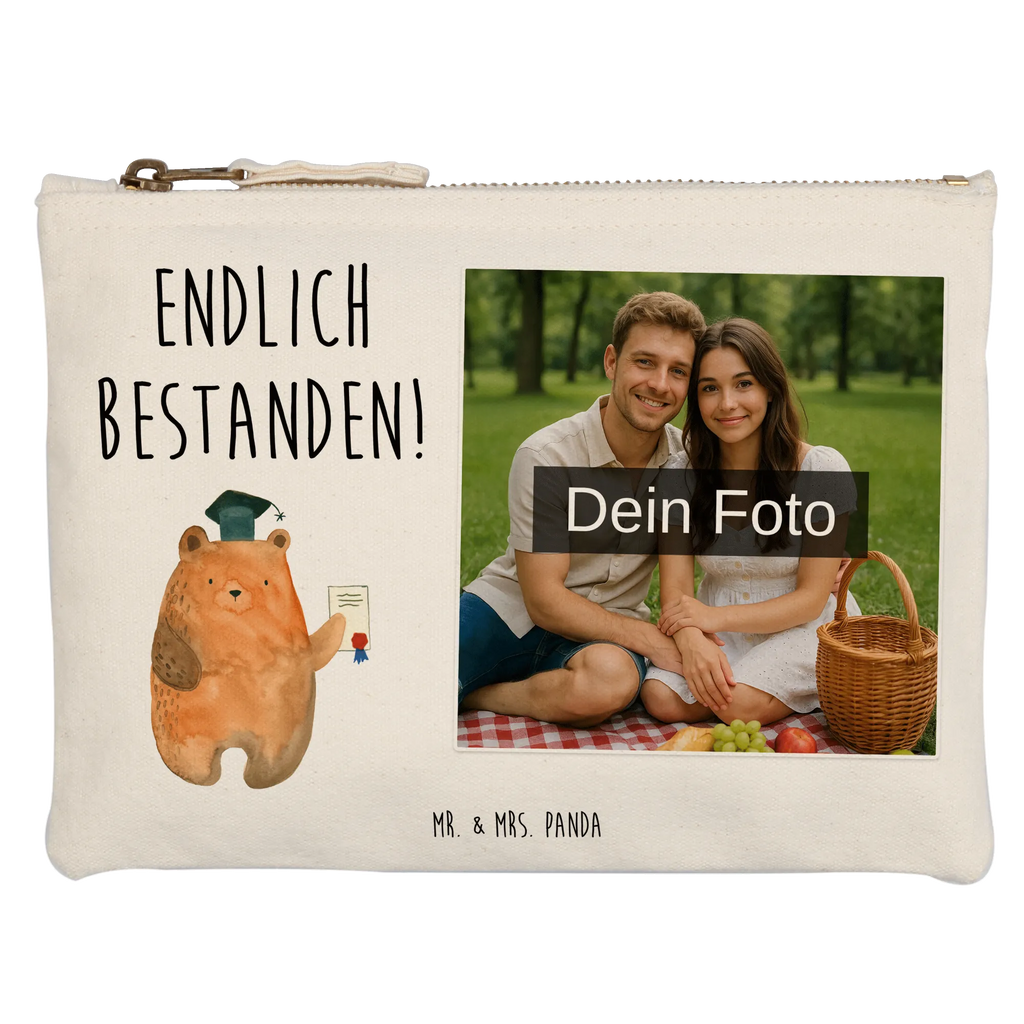 Personalisierte Foto Schminktasche Bär Prüfung Schminktasche Für Unterwegs Mit Foto, Schminktäschchen Mit Bild, Schminktasche Mit Muster Und Foto, Schminktasche Mit Reißverschluss Und Foto, Schminktasche Reise Mit Foto, Schminktasche Tiermotiv Mit Eigenem Bild, Schminktasche Stoff Mit Eigenem Foto, Reise-Kosmetiktasche Mit Eigenem Motiv, Kosmetiktasche Für Handtasche Mit Foto, Kulturbeutel Damen Mit Foto, Schminktasche Mit Eigenem Bild, Schminktasche Mit Wunschfoto, Schminktasche Für Mädchen Mit Foto, Kosmetiktasche Damen Mit Bild, Kosmetiktasche Zum Mitnehmen Mit Bild, Schminktasche Zum Aufhängen Mit Bild, Schminktasche Nachhaltig Mit Bild, Schminktasche Klein Mit Foto, Schminktasche Groß Mit Bild, Schminktasche Mit Foto, Schminktasche Mit Fächern Und Bild, Personalisierte Schminktasche Mit Foto, Aufbewahrung Für Schminke Mit Foto, Schminktasche Für Teenager Mit Bild, Stifteaufbewahrung Mit Bild, Schminktasche Blumen Mit Foto, Kosmetiktasche Mit Foto, Kosmetiktasche Organizer Mit Foto, Schminktasche Leder Mit Fotodruck, Make-Up Tasche Mit Foto, Schminktasche Geschenk Mit Foto, Stiftetasche Mit Eigenem Foto, Schminkbeutel Mit Fotodruck, Bär, Teddy, Teddybär, Prüfung bestanden, Zeugnis, Abitur, Abschluss, Abschlusszeugnis, Prüfungen