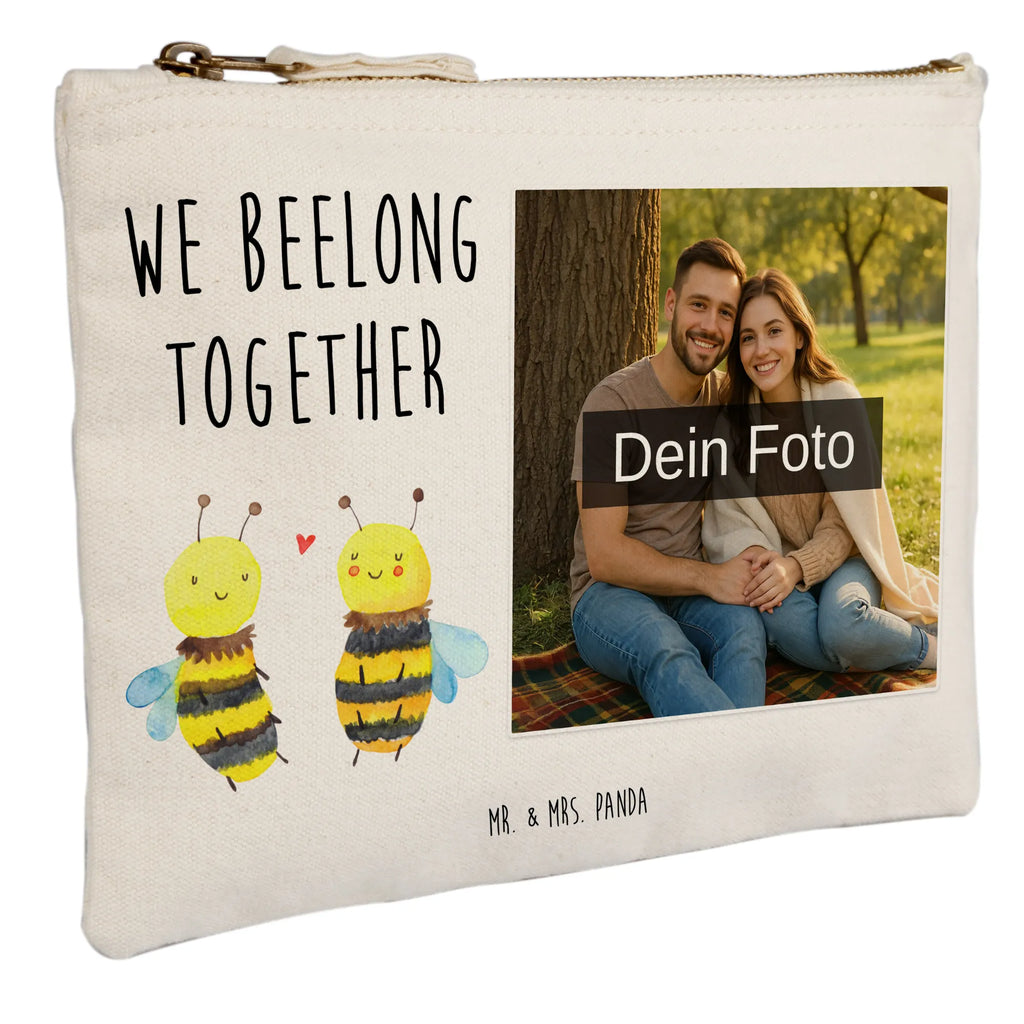 Personalisierte Foto Schminktasche Biene Verliebt Aufbewahrung Für Schminke Mit Foto, Kosmetiktasche Organizer Mit Foto, Kosmetiktasche Mit Foto, Schminktasche Mit Reißverschluss Und Foto, Schminktasche Mit Wunschfoto, Kulturbeutel Damen Mit Foto, Kosmetiktasche Zum Mitnehmen Mit Bild, Personalisierte Schminktasche Mit Foto, Schminktasche Blumen Mit Foto, Make-Up Tasche Mit Foto, Schminktasche Für Unterwegs Mit Foto, Schminktasche Mit Fächern Und Bild, Schminktasche Für Teenager Mit Bild, Stifteaufbewahrung Mit Bild, Schminktasche Mit Eigenem Bild, Schminktasche Leder Mit Fotodruck, Schminktasche Tiermotiv Mit Eigenem Bild, Schminktasche Stoff Mit Eigenem Foto, Schminktasche Groß Mit Bild, Schminktasche Mit Muster Und Foto, Schminktasche Zum Aufhängen Mit Bild, Schminktasche Für Mädchen Mit Foto, Schminktasche Reise Mit Foto, Schminktasche Klein Mit Foto, Kosmetiktasche Für Handtasche Mit Foto, Reise-Kosmetiktasche Mit Eigenem Motiv, Schminkbeutel Mit Fotodruck, Schminktasche Geschenk Mit Foto, Schminktasche Nachhaltig Mit Bild, Schminktasche Mit Foto, Schminktäschchen Mit Bild, Stiftetasche Mit Eigenem Foto, Kosmetiktasche Damen Mit Bild, Biene, Wespe, Hummel