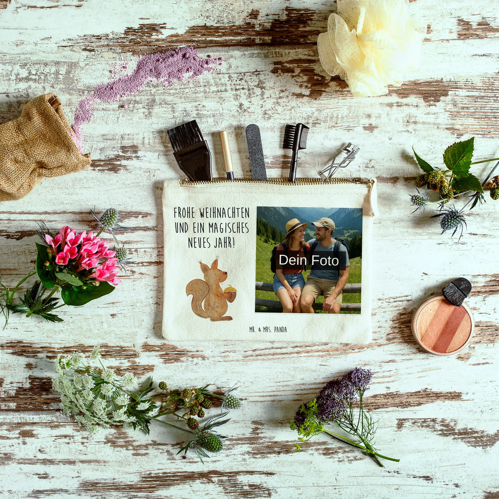 Personalisierte Foto Schminktasche Eichhörnchen Weihnachten Stiftetasche Mit Eigenem Foto, Schminktasche Für Mädchen Mit Foto, Schminktasche Zum Aufhängen Mit Bild, Kosmetiktasche Damen Mit Bild, Schminktasche Für Teenager Mit Bild, Schminktasche Leder Mit Fotodruck, Kosmetiktasche Zum Mitnehmen Mit Bild, Reise-Kosmetiktasche Mit Eigenem Motiv, Make-Up Tasche Mit Foto, Schminktasche Klein Mit Foto, Schminktasche Mit Muster Und Foto, Schminktasche Mit Eigenem Bild, Schminktasche Stoff Mit Eigenem Foto, Personalisierte Schminktasche Mit Foto, Schminktasche Mit Fächern Und Bild, Stifteaufbewahrung Mit Bild, Schminktasche Mit Foto, Kulturbeutel Damen Mit Foto, Schminktasche Mit Reißverschluss Und Foto, Schminktasche Tiermotiv Mit Eigenem Bild, Schminktasche Blumen Mit Foto, Schminktasche Nachhaltig Mit Bild, Schminktasche Geschenk Mit Foto, Kosmetiktasche Für Handtasche Mit Foto, Schminktasche Groß Mit Bild, Schminkbeutel Mit Fotodruck, Aufbewahrung Für Schminke Mit Foto, Schminktasche Für Unterwegs Mit Foto, Kosmetiktasche Organizer Mit Foto, Kosmetiktasche Mit Foto, Schminktasche Reise Mit Foto, Schminktasche Mit Wunschfoto, Schminktäschchen Mit Bild, Winter, Weihnachten, Weihnachtsdeko, Nikolaus, Advent, Heiligabend, Wintermotiv, Weihnachtsgruß, Weihnachtsmotiv, Vogel, Neujahr, Guten Rutsch, Frohe Weihnachten, Frohes neues Jahr