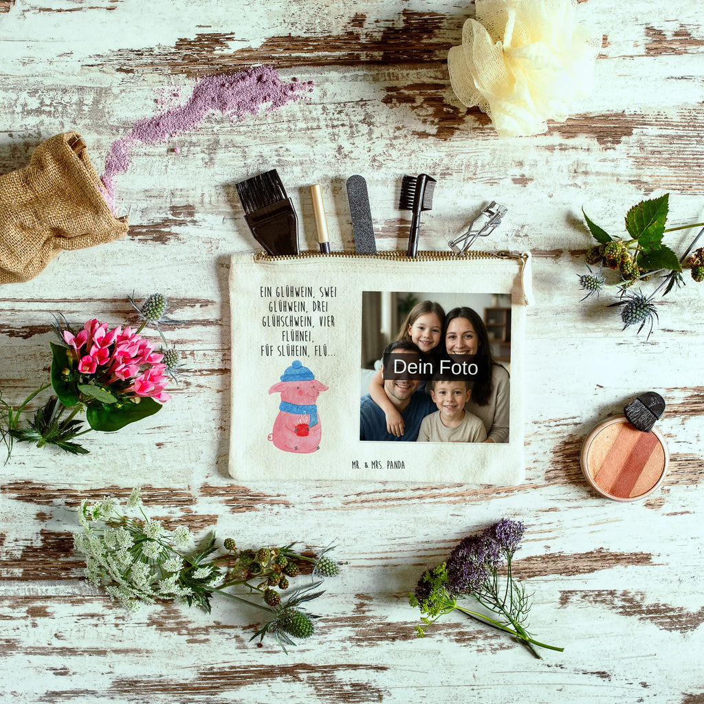 Personalisierte Foto Schminktasche Schweinchen Glühwein Schminktasche Mit Wunschfoto, Schminktasche Blumen Mit Foto, Kosmetiktasche Zum Mitnehmen Mit Bild, Kosmetiktasche Damen Mit Bild, Kosmetiktasche Für Handtasche Mit Foto, Schminktasche Stoff Mit Eigenem Foto, Schminktasche Groß Mit Bild, Schminktasche Tiermotiv Mit Eigenem Bild, Schminktasche Mit Reißverschluss Und Foto, Schminktasche Für Teenager Mit Bild, Stiftetasche Mit Eigenem Foto, Schminktasche Mit Foto, Schminktasche Zum Aufhängen Mit Bild, Personalisierte Schminktasche Mit Foto, Make-Up Tasche Mit Foto, Schminktasche Reise Mit Foto, Schminktasche Mit Fächern Und Bild, Schminktasche Für Unterwegs Mit Foto, Schminkbeutel Mit Fotodruck, Stifteaufbewahrung Mit Bild, Schminktäschchen Mit Bild, Schminktasche Klein Mit Foto, Schminktasche Mit Muster Und Foto, Aufbewahrung Für Schminke Mit Foto, Schminktasche Nachhaltig Mit Bild, Kosmetiktasche Mit Foto, Schminktasche Leder Mit Fotodruck, Kulturbeutel Damen Mit Foto, Kosmetiktasche Organizer Mit Foto, Schminktasche Geschenk Mit Foto, Schminktasche Mit Eigenem Bild, Schminktasche Für Mädchen Mit Foto, Reise-Kosmetiktasche Mit Eigenem Motiv, Winter, Weihnachten, Weihnachtsdeko, Nikolaus, Advent, Heiligabend, Wintermotiv, Betrunken, Glühwein, Weihnachtsmarkt, Spruch