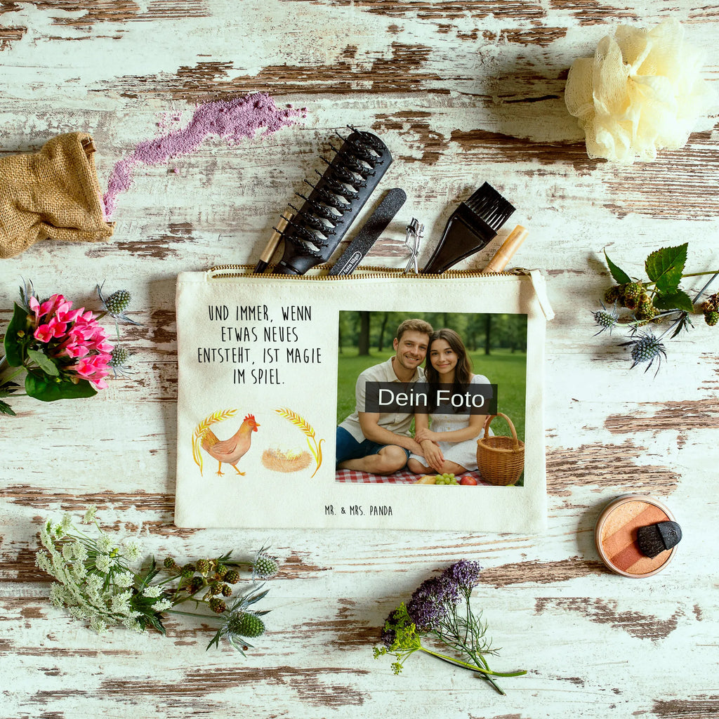 Personalisierte Foto Schminktasche Huhn Stolz Schminktasche Zum Aufhängen Mit Bild, Schminktasche Leder Mit Fotodruck, Aufbewahrung Für Schminke Mit Foto, Schminktasche Für Mädchen Mit Foto, Kosmetiktasche Damen Mit Bild, Schminktasche Mit Wunschfoto, Stiftetasche Mit Eigenem Foto, Schminktasche Mit Reißverschluss Und Foto, Schminktasche Stoff Mit Eigenem Foto, Schminktasche Blumen Mit Foto, Schminktasche Nachhaltig Mit Bild, Schminktasche Mit Foto, Schminktasche Groß Mit Bild, Reise-Kosmetiktasche Mit Eigenem Motiv, Schminktasche Klein Mit Foto, Make-Up Tasche Mit Foto, Schminktasche Reise Mit Foto, Schminktasche Mit Muster Und Foto, Schminkbeutel Mit Fotodruck, Kosmetiktasche Organizer Mit Foto, Kosmetiktasche Für Handtasche Mit Foto, Schminktäschchen Mit Bild, Kosmetiktasche Zum Mitnehmen Mit Bild, Schminktasche Geschenk Mit Foto, Kulturbeutel Damen Mit Foto, Schminktasche Mit Eigenem Bild, Schminktasche Für Teenager Mit Bild, Stifteaufbewahrung Mit Bild, Kosmetiktasche Mit Foto, Personalisierte Schminktasche Mit Foto, Schminktasche Mit Fächern Und Bild, Schminktasche Für Unterwegs Mit Foto, Schminktasche Tiermotiv Mit Eigenem Bild, Bauernhof, Hoftiere, Landwirt, Landwirtin, Hühner, Spruch, Landleben, Motivation, Magie, Schwangerschaft, Eier, Henne, Hahn, Hof, Geburt