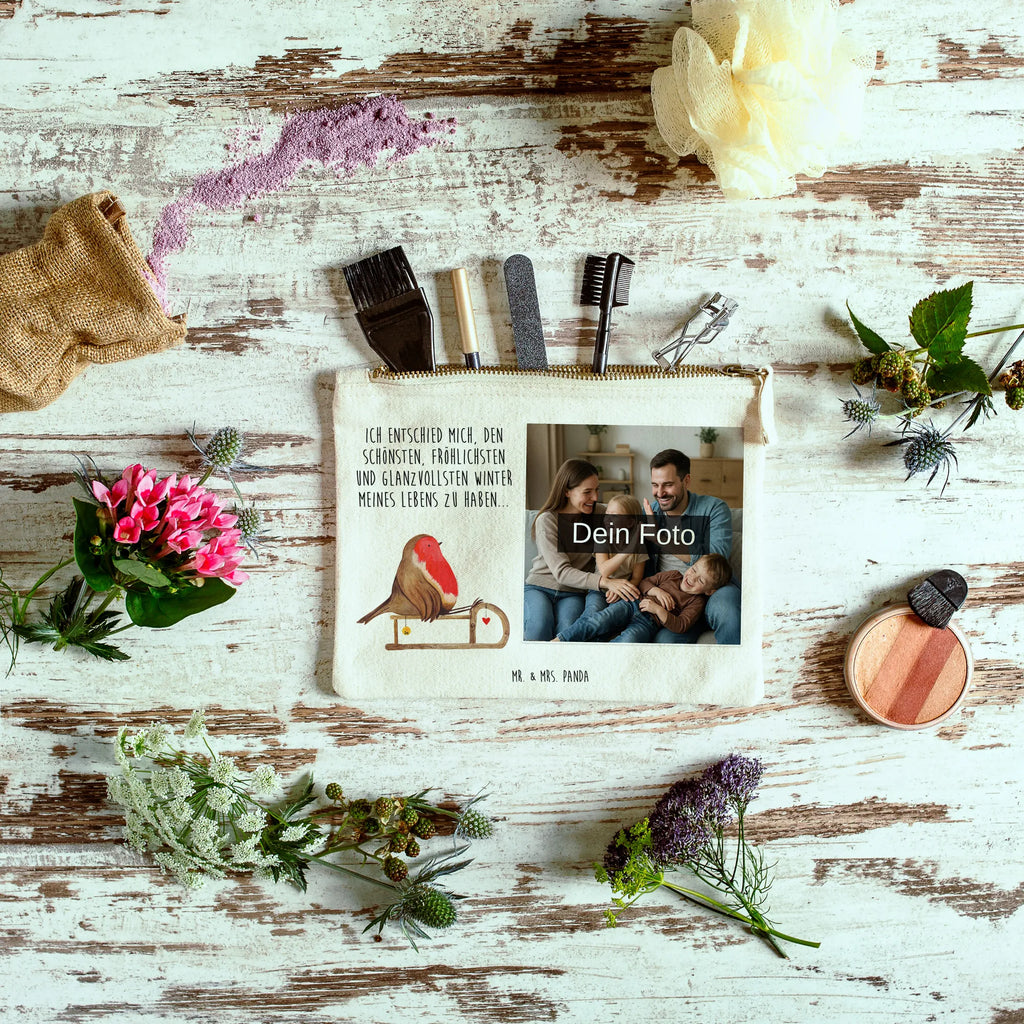 Personalisierte Foto Schminktasche Rotkehlchen Schlitten Schminktasche Zum Aufhängen Mit Bild, Schminktasche Für Mädchen Mit Foto, Aufbewahrung Für Schminke Mit Foto, Schminkbeutel Mit Fotodruck, Schminktasche Mit Eigenem Bild, Schminktasche Mit Reißverschluss Und Foto, Kosmetiktasche Organizer Mit Foto, Schminktasche Mit Muster Und Foto, Schminktasche Blumen Mit Foto, Schminktäschchen Mit Bild, Schminktasche Mit Foto, Stiftetasche Mit Eigenem Foto, Kulturbeutel Damen Mit Foto, Schminktasche Mit Wunschfoto, Kosmetiktasche Für Handtasche Mit Foto, Schminktasche Leder Mit Fotodruck, Schminktasche Für Teenager Mit Bild, Personalisierte Schminktasche Mit Foto, Schminktasche Groß Mit Bild, Schminktasche Für Unterwegs Mit Foto, Schminktasche Tiermotiv Mit Eigenem Bild, Stifteaufbewahrung Mit Bild, Kosmetiktasche Mit Foto, Schminktasche Mit Fächern Und Bild, Schminktasche Geschenk Mit Foto, Kosmetiktasche Zum Mitnehmen Mit Bild, Schminktasche Stoff Mit Eigenem Foto, Make-Up Tasche Mit Foto, Schminktasche Klein Mit Foto, Kosmetiktasche Damen Mit Bild, Schminktasche Reise Mit Foto, Schminktasche Nachhaltig Mit Bild, Reise-Kosmetiktasche Mit Eigenem Motiv, Winter, Weihnachten, Weihnachtsdeko, Nikolaus, Advent, Heiligabend, Wintermotiv, Schlitten, Vogel