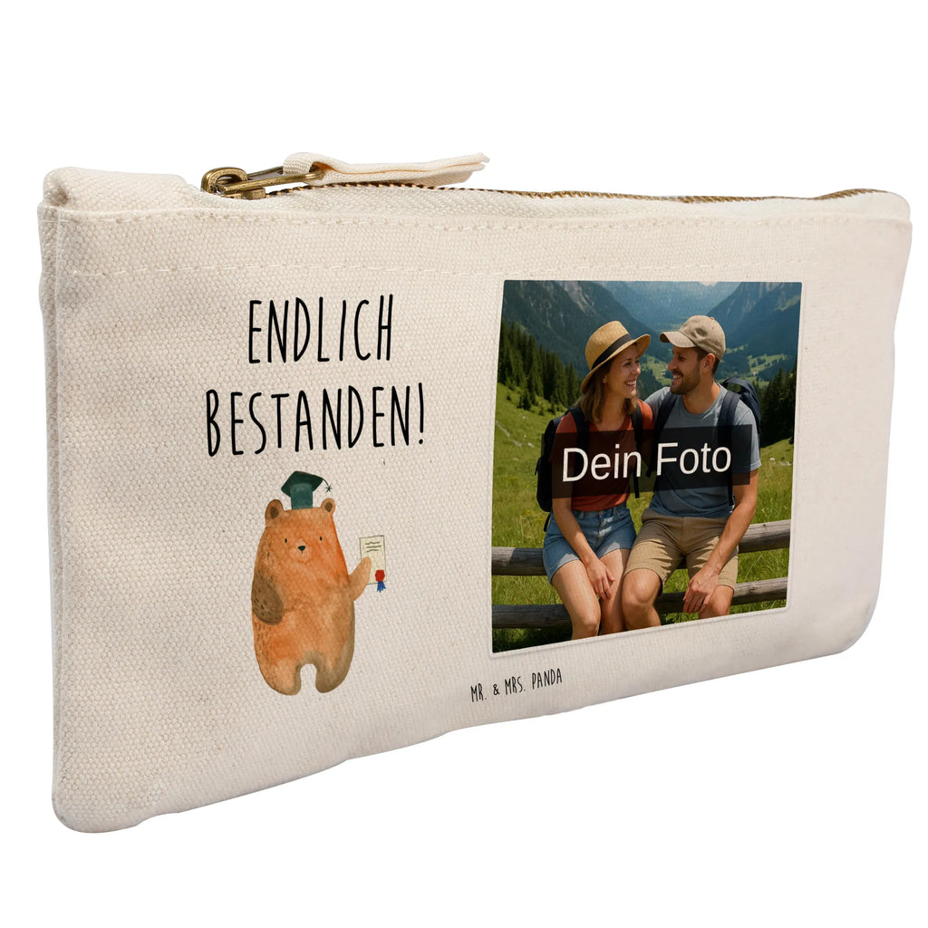 Personalisierte Foto Schminktasche Bär Prüfung Schminktasche Für Unterwegs Mit Foto, Schminktäschchen Mit Bild, Schminktasche Mit Muster Und Foto, Schminktasche Mit Reißverschluss Und Foto, Schminktasche Reise Mit Foto, Schminktasche Tiermotiv Mit Eigenem Bild, Schminktasche Stoff Mit Eigenem Foto, Reise-Kosmetiktasche Mit Eigenem Motiv, Kosmetiktasche Für Handtasche Mit Foto, Kulturbeutel Damen Mit Foto, Schminktasche Mit Eigenem Bild, Schminktasche Mit Wunschfoto, Schminktasche Für Mädchen Mit Foto, Kosmetiktasche Damen Mit Bild, Kosmetiktasche Zum Mitnehmen Mit Bild, Schminktasche Zum Aufhängen Mit Bild, Schminktasche Nachhaltig Mit Bild, Schminktasche Klein Mit Foto, Schminktasche Groß Mit Bild, Schminktasche Mit Foto, Schminktasche Mit Fächern Und Bild, Personalisierte Schminktasche Mit Foto, Aufbewahrung Für Schminke Mit Foto, Schminktasche Für Teenager Mit Bild, Stifteaufbewahrung Mit Bild, Schminktasche Blumen Mit Foto, Kosmetiktasche Mit Foto, Kosmetiktasche Organizer Mit Foto, Schminktasche Leder Mit Fotodruck, Make-Up Tasche Mit Foto, Schminktasche Geschenk Mit Foto, Stiftetasche Mit Eigenem Foto, Schminkbeutel Mit Fotodruck, Bär, Teddy, Teddybär, Prüfung bestanden, Zeugnis, Abitur, Abschluss, Abschlusszeugnis, Prüfungen