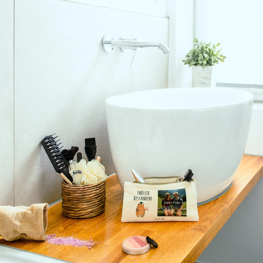 Personalisierte Foto Schminktasche Bär Prüfung Schminktasche Für Unterwegs Mit Foto, Schminktäschchen Mit Bild, Schminktasche Mit Muster Und Foto, Schminktasche Mit Reißverschluss Und Foto, Schminktasche Reise Mit Foto, Schminktasche Tiermotiv Mit Eigenem Bild, Schminktasche Stoff Mit Eigenem Foto, Reise-Kosmetiktasche Mit Eigenem Motiv, Kosmetiktasche Für Handtasche Mit Foto, Kulturbeutel Damen Mit Foto, Schminktasche Mit Eigenem Bild, Schminktasche Mit Wunschfoto, Schminktasche Für Mädchen Mit Foto, Kosmetiktasche Damen Mit Bild, Kosmetiktasche Zum Mitnehmen Mit Bild, Schminktasche Zum Aufhängen Mit Bild, Schminktasche Nachhaltig Mit Bild, Schminktasche Klein Mit Foto, Schminktasche Groß Mit Bild, Schminktasche Mit Foto, Schminktasche Mit Fächern Und Bild, Personalisierte Schminktasche Mit Foto, Aufbewahrung Für Schminke Mit Foto, Schminktasche Für Teenager Mit Bild, Stifteaufbewahrung Mit Bild, Schminktasche Blumen Mit Foto, Kosmetiktasche Mit Foto, Kosmetiktasche Organizer Mit Foto, Schminktasche Leder Mit Fotodruck, Make-Up Tasche Mit Foto, Schminktasche Geschenk Mit Foto, Stiftetasche Mit Eigenem Foto, Schminkbeutel Mit Fotodruck, Bär, Teddy, Teddybär, Prüfung bestanden, Zeugnis, Abitur, Abschluss, Abschlusszeugnis, Prüfungen