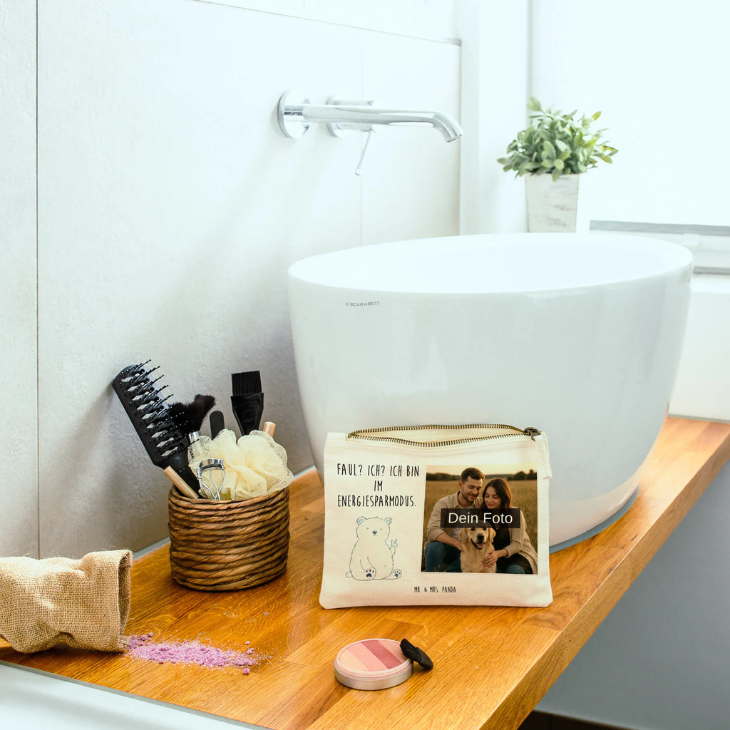 Personalisierte Foto Schminktasche Eisbär Faul Schminktäschchen Mit Bild, Schminktasche Groß Mit Bild, Schminktasche Für Teenager Mit Bild, Schminktasche Mit Fächern Und Bild, Schminktasche Geschenk Mit Foto, Schminktasche Klein Mit Foto, Schminktasche Für Mädchen Mit Foto, Schminktasche Zum Aufhängen Mit Bild, Schminktasche Tiermotiv Mit Eigenem Bild, Kosmetiktasche Mit Foto, Aufbewahrung Für Schminke Mit Foto, Kosmetiktasche Für Handtasche Mit Foto, Stiftetasche Mit Eigenem Foto, Schminktasche Blumen Mit Foto, Schminktasche Mit Wunschfoto, Schminktasche Stoff Mit Eigenem Foto, Personalisierte Schminktasche Mit Foto, Schminktasche Nachhaltig Mit Bild, Schminktasche Mit Foto, Make-Up Tasche Mit Foto, Kulturbeutel Damen Mit Foto, Kosmetiktasche Damen Mit Bild, Stifteaufbewahrung Mit Bild, Schminktasche Mit Reißverschluss Und Foto, Reise-Kosmetiktasche Mit Eigenem Motiv, Kosmetiktasche Zum Mitnehmen Mit Bild, Kosmetiktasche Organizer Mit Foto, Schminktasche Mit Eigenem Bild, Schminktasche Leder Mit Fotodruck, Schminktasche Reise Mit Foto, Schminkbeutel Mit Fotodruck, Schminktasche Für Unterwegs Mit Foto, Schminktasche Mit Muster Und Foto, Bär, Teddy, Teddybär, Büro, Arbeitsplatz, Bürojob, Homeoffice, Eisbär, Relaxen, Faul, Nordpol, Entspannen, Arbeit