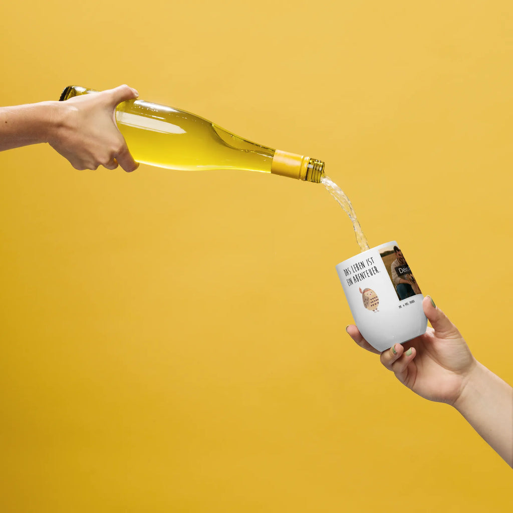 Personalisierter Foto Weinbecher Eule Federschmuck Thermo-Weinbecher Mit Bild, Foto-Becher Für Weinliebhaber, Weinbecher Mit Familienfoto, Universalglas Mit Fotomotiv, Acryl-Weinbecher Mit Fotodruck, Weinbecher Mit Collage, Weinbecher Mit Wunschfoto, Weinbecher Für Picknick Mit Wunschfoto, Öko Weinglas Mit Foto, Modernes Weinglas Mit Eigenem Foto, Foto-Weinglas Für Hochzeit, Weinglas Für Zuhause Mit Fotomotiv, Stapelbares Weinglas Mit Fotodruck, Kristallglas Mit Wunschfoto, Kelchglas Mit Eigenem Foto, Weinbecher Für Camping Mit Fotodruck, Weinbecher Mit Urlaubsbild, Weinbecher Mit Haustierfoto, Trinkbecher Wein Mit Bild, Kunststoff-Weinglas Mit Wunschfoto, Klassisches Weinglas Mit Wunschbild, Weinbecher Aus Edelstahl Mit Foto, Weinkelch Aus Glas Mit Fotodruck, Mundgeblasenes Weinglas Mit Foto, Bambus-Weinbecher Mit Foto, Reise-Weinbecher Mit Foto, Geschenk-Weinbecher Mit Foto, Rustikaler Weinbecher Mit Foto, Weinbecher Mit Foto, Weinglas Für Party Mit Bild, Umweltfreundliches Weinglas Mit Wunschfoto, Weinglas Mit Fotodruck, Becher Für Wein Mit Fotomotiv, Spülmaschinenfestes Weinglas Mit Bild, Fotogeschenk Weinbecher, Personalisierter Weinbecher Mit Bild, Weinbecher Mit Lieblingsfoto, Eule, Eule Deko, Das Leben ist ein Abenteuer, Federschmuck, Owl, Reisespruch, Dekoration