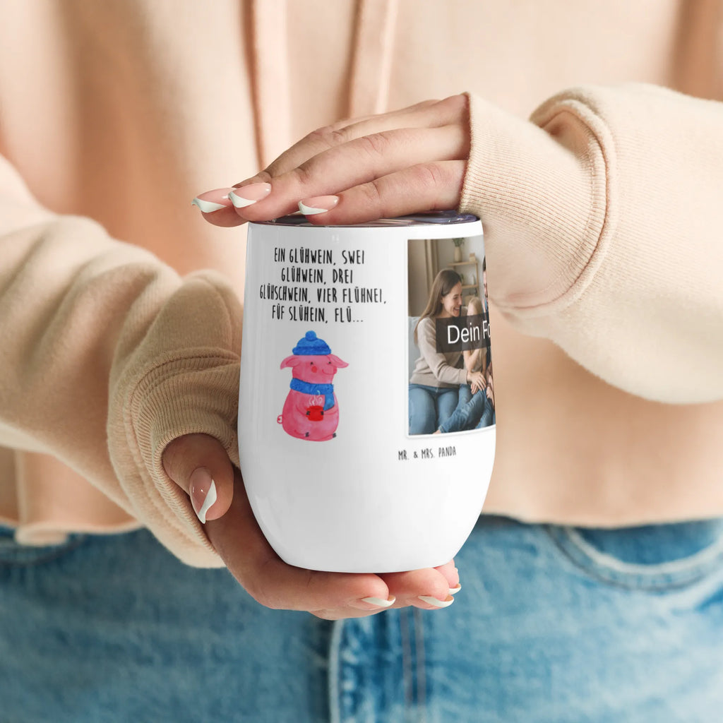 Personalisierter Foto Weinbecher Schweinchen Glühwein Öko Weinglas Mit Foto, Modernes Weinglas Mit Eigenem Foto, Weinbecher Mit Foto, Foto-Weinglas Für Hochzeit, Rustikaler Weinbecher Mit Foto, Umweltfreundliches Weinglas Mit Wunschfoto, Weinkelch Aus Glas Mit Fotodruck, Weinbecher Mit Urlaubsbild, Universalglas Mit Fotomotiv, Kelchglas Mit Eigenem Foto, Bambus-Weinbecher Mit Foto, Foto-Becher Für Weinliebhaber, Weinglas Für Zuhause Mit Fotomotiv, Kunststoff-Weinglas Mit Wunschfoto, Weinbecher Für Picknick Mit Wunschfoto, Kristallglas Mit Wunschfoto, Acryl-Weinbecher Mit Fotodruck, Weinbecher Mit Collage, Klassisches Weinglas Mit Wunschbild, Weinbecher Für Camping Mit Fotodruck, Fotogeschenk Weinbecher, Weinbecher Mit Lieblingsfoto, Weinbecher Aus Edelstahl Mit Foto, Geschenk-Weinbecher Mit Foto, Weinbecher Mit Wunschfoto, Trinkbecher Wein Mit Bild, Weinbecher Mit Haustierfoto, Becher Für Wein Mit Fotomotiv, Weinglas Mit Fotodruck, Thermo-Weinbecher Mit Bild, Personalisierter Weinbecher Mit Bild, Weinbecher Mit Familienfoto, Stapelbares Weinglas Mit Fotodruck, Weinglas Für Party Mit Bild, Spülmaschinenfestes Weinglas Mit Bild, Reise-Weinbecher Mit Foto, Mundgeblasenes Weinglas Mit Foto, Winter, Weihnachten, Weihnachtsdeko, Nikolaus, Advent, Heiligabend, Wintermotiv, Glühwein, Weihnachtsmarkt, Spruch, Betrunken