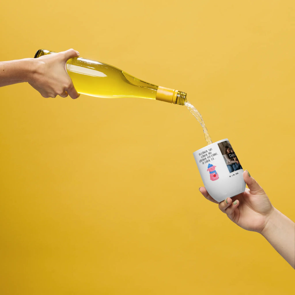 Personalisierter Foto Weinbecher Schweinchen Glühwein Öko Weinglas Mit Foto, Modernes Weinglas Mit Eigenem Foto, Weinbecher Mit Foto, Foto-Weinglas Für Hochzeit, Rustikaler Weinbecher Mit Foto, Umweltfreundliches Weinglas Mit Wunschfoto, Weinkelch Aus Glas Mit Fotodruck, Weinbecher Mit Urlaubsbild, Universalglas Mit Fotomotiv, Kelchglas Mit Eigenem Foto, Bambus-Weinbecher Mit Foto, Foto-Becher Für Weinliebhaber, Weinglas Für Zuhause Mit Fotomotiv, Kunststoff-Weinglas Mit Wunschfoto, Weinbecher Für Picknick Mit Wunschfoto, Kristallglas Mit Wunschfoto, Acryl-Weinbecher Mit Fotodruck, Weinbecher Mit Collage, Klassisches Weinglas Mit Wunschbild, Weinbecher Für Camping Mit Fotodruck, Fotogeschenk Weinbecher, Weinbecher Mit Lieblingsfoto, Weinbecher Aus Edelstahl Mit Foto, Geschenk-Weinbecher Mit Foto, Weinbecher Mit Wunschfoto, Trinkbecher Wein Mit Bild, Weinbecher Mit Haustierfoto, Becher Für Wein Mit Fotomotiv, Weinglas Mit Fotodruck, Thermo-Weinbecher Mit Bild, Personalisierter Weinbecher Mit Bild, Weinbecher Mit Familienfoto, Stapelbares Weinglas Mit Fotodruck, Weinglas Für Party Mit Bild, Spülmaschinenfestes Weinglas Mit Bild, Reise-Weinbecher Mit Foto, Mundgeblasenes Weinglas Mit Foto, Winter, Weihnachten, Weihnachtsdeko, Nikolaus, Advent, Heiligabend, Wintermotiv, Glühwein, Weihnachtsmarkt, Spruch, Betrunken