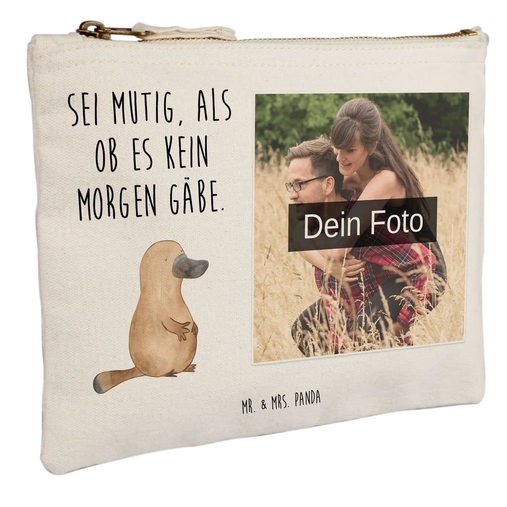 Personalisierte Foto Schminktasche Schnabeltier Mut Schminktasche Für Mädchen Mit Foto, Aufbewahrung Für Schminke Mit Foto, Schminktasche Mit Reißverschluss Und Foto, Schminktasche Zum Aufhängen Mit Bild, Schminktasche Leder Mit Fotodruck, Kosmetiktasche Damen Mit Bild, Schminktasche Für Unterwegs Mit Foto, Schminktasche Klein Mit Foto, Schminktasche Reise Mit Foto, Schminktasche Mit Muster Und Foto, Schminktasche Mit Fächern Und Bild, Schminktäschchen Mit Bild, Kulturbeutel Damen Mit Foto, Stiftetasche Mit Eigenem Foto, Schminktasche Mit Eigenem Bild, Kosmetiktasche Für Handtasche Mit Foto, Schminkbeutel Mit Fotodruck, Kosmetiktasche Zum Mitnehmen Mit Bild, Kosmetiktasche Organizer Mit Foto, Stifteaufbewahrung Mit Bild, Schminktasche Mit Wunschfoto, Schminktasche Stoff Mit Eigenem Foto, Schminktasche Groß Mit Bild, Schminktasche Blumen Mit Foto, Reise-Kosmetiktasche Mit Eigenem Motiv, Schminktasche Für Teenager Mit Bild, Schminktasche Mit Foto, Personalisierte Schminktasche Mit Foto, Kosmetiktasche Mit Foto, Schminktasche Nachhaltig Mit Bild, Schminktasche Geschenk Mit Foto, Make-Up Tasche Mit Foto, Schminktasche Tiermotiv Mit Eigenem Bild, Meerestiere, Meer, Urlaub, Schnabeltiere, mutig, Motivation, Lebensweisheit, Neustart, Raodtrip, Büro, Schnabeltier, Weltreise, Training, Neuanfang, Mut, Arbeit