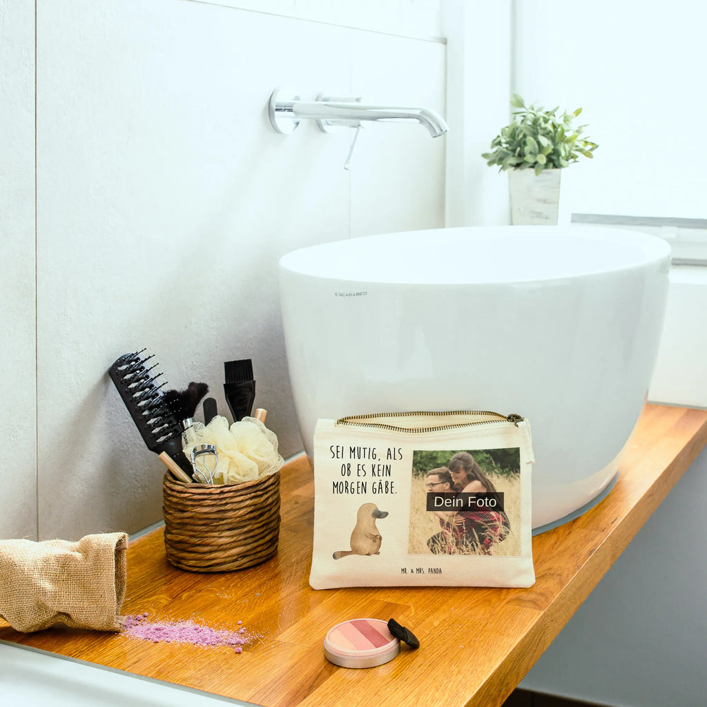 Personalisierte Foto Schminktasche Schnabeltier Mut Schminktasche Für Mädchen Mit Foto, Aufbewahrung Für Schminke Mit Foto, Schminktasche Mit Reißverschluss Und Foto, Schminktasche Zum Aufhängen Mit Bild, Schminktasche Leder Mit Fotodruck, Kosmetiktasche Damen Mit Bild, Schminktasche Für Unterwegs Mit Foto, Schminktasche Klein Mit Foto, Schminktasche Reise Mit Foto, Schminktasche Mit Muster Und Foto, Schminktasche Mit Fächern Und Bild, Schminktäschchen Mit Bild, Kulturbeutel Damen Mit Foto, Stiftetasche Mit Eigenem Foto, Schminktasche Mit Eigenem Bild, Kosmetiktasche Für Handtasche Mit Foto, Schminkbeutel Mit Fotodruck, Kosmetiktasche Zum Mitnehmen Mit Bild, Kosmetiktasche Organizer Mit Foto, Stifteaufbewahrung Mit Bild, Schminktasche Mit Wunschfoto, Schminktasche Stoff Mit Eigenem Foto, Schminktasche Groß Mit Bild, Schminktasche Blumen Mit Foto, Reise-Kosmetiktasche Mit Eigenem Motiv, Schminktasche Für Teenager Mit Bild, Schminktasche Mit Foto, Personalisierte Schminktasche Mit Foto, Kosmetiktasche Mit Foto, Schminktasche Nachhaltig Mit Bild, Schminktasche Geschenk Mit Foto, Make-Up Tasche Mit Foto, Schminktasche Tiermotiv Mit Eigenem Bild, Meerestiere, Meer, Urlaub, Schnabeltiere, mutig, Motivation, Lebensweisheit, Neustart, Raodtrip, Büro, Schnabeltier, Weltreise, Training, Neuanfang, Mut, Arbeit