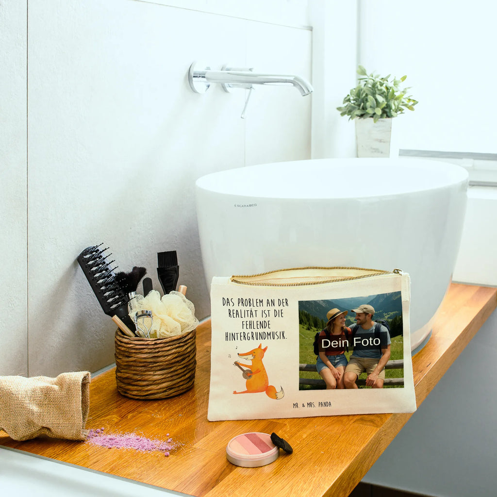 Personalisierte Foto Schminktasche Fuchs Gitarre Schminktasche Nachhaltig Mit Bild, Stifteaufbewahrung Mit Bild, Schminktasche Mit Wunschfoto, Kosmetiktasche Organizer Mit Foto, Schminkbeutel Mit Fotodruck, Schminktasche Mit Eigenem Bild, Make-Up Tasche Mit Foto, Schminktasche Für Mädchen Mit Foto, Schminktasche Groß Mit Bild, Schminktasche Blumen Mit Foto, Schminktasche Leder Mit Fotodruck, Kosmetiktasche Für Handtasche Mit Foto, Kosmetiktasche Damen Mit Bild, Schminktasche Reise Mit Foto, Schminktäschchen Mit Bild, Schminktasche Stoff Mit Eigenem Foto, Schminktasche Für Unterwegs Mit Foto, Kosmetiktasche Zum Mitnehmen Mit Bild, Reise-Kosmetiktasche Mit Eigenem Motiv, Schminktasche Für Teenager Mit Bild, Aufbewahrung Für Schminke Mit Foto, Stiftetasche Mit Eigenem Foto, Kulturbeutel Damen Mit Foto, Schminktasche Mit Muster Und Foto, Schminktasche Mit Foto, Kosmetiktasche Mit Foto, Schminktasche Mit Reißverschluss Und Foto, Personalisierte Schminktasche Mit Foto, Schminktasche Tiermotiv Mit Eigenem Bild, Schminktasche Klein Mit Foto, Schminktasche Zum Aufhängen Mit Bild, Schminktasche Mit Fächern Und Bild, Schminktasche Geschenk Mit Foto, Fuchs, Sänger, Füchse, Sängerin, Geschenk Musiker, Musik Spruch, Musikerin, Gitarre