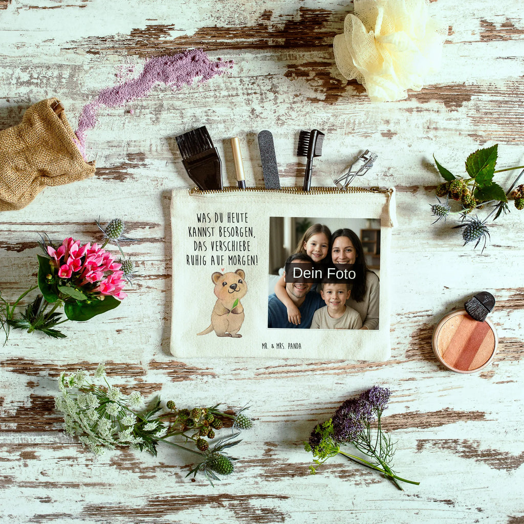 Personalisierte Foto Schminktasche Quokka Happy Schminktasche Mit Muster Und Foto, Schminktasche Mit Fächern Und Bild, Schminkbeutel Mit Fotodruck, Kosmetiktasche Organizer Mit Foto, Stiftetasche Mit Eigenem Foto, Schminktasche Mit Reißverschluss Und Foto, Schminktasche Klein Mit Foto, Stifteaufbewahrung Mit Bild, Schminktasche Blumen Mit Foto, Kulturbeutel Damen Mit Foto, Schminktasche Mit Wunschfoto, Schminktasche Mit Foto, Schminktasche Reise Mit Foto, Aufbewahrung Für Schminke Mit Foto, Kosmetiktasche Zum Mitnehmen Mit Bild, Schminktasche Stoff Mit Eigenem Foto, Schminktasche Groß Mit Bild, Schminktasche Leder Mit Fotodruck, Kosmetiktasche Mit Foto, Kosmetiktasche Damen Mit Bild, Personalisierte Schminktasche Mit Foto, Reise-Kosmetiktasche Mit Eigenem Motiv, Schminktasche Für Teenager Mit Bild, Schminktasche Zum Aufhängen Mit Bild, Schminktäschchen Mit Bild, Make-Up Tasche Mit Foto, Schminktasche Für Unterwegs Mit Foto, Schminktasche Tiermotiv Mit Eigenem Bild, Schminktasche Nachhaltig Mit Bild, Kosmetiktasche Für Handtasche Mit Foto, Schminktasche Geschenk Mit Foto, Schminktasche Mit Eigenem Bild, Schminktasche Für Mädchen Mit Foto, Tiermotive, Gute Laune, lustige Sprüche, Tiere, Niedliches Tier, Verschieben, Aufschieberitis, Lustiger Spruch, Quokka, Dinge erledigen