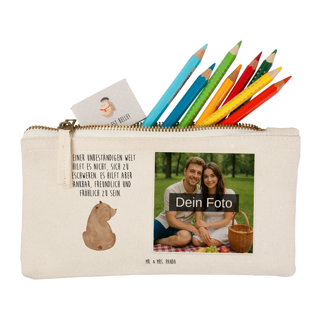 Personalisierte Foto Schminktasche Bär Schulterblick Kosmetiktasche Organizer Mit Foto, Schminktasche Geschenk Mit Foto, Stifteaufbewahrung Mit Bild, Schminktasche Für Unterwegs Mit Foto, Schminktasche Mit Wunschfoto, Schminktasche Mit Foto, Reise-Kosmetiktasche Mit Eigenem Motiv, Kosmetiktasche Für Handtasche Mit Foto, Schminktasche Tiermotiv Mit Eigenem Bild, Schminktäschchen Mit Bild, Schminktasche Stoff Mit Eigenem Foto, Make-Up Tasche Mit Foto, Schminktasche Mit Fächern Und Bild, Kosmetiktasche Mit Foto, Schminktasche Blumen Mit Foto, Schminktasche Reise Mit Foto, Schminktasche Mit Eigenem Bild, Schminktasche Mit Muster Und Foto, Schminkbeutel Mit Fotodruck, Schminktasche Klein Mit Foto, Schminktasche Zum Aufhängen Mit Bild, Schminktasche Leder Mit Fotodruck, Kosmetiktasche Damen Mit Bild, Schminktasche Für Teenager Mit Bild, Schminktasche Groß Mit Bild, Kosmetiktasche Zum Mitnehmen Mit Bild, Kulturbeutel Damen Mit Foto, Schminktasche Mit Reißverschluss Und Foto, Personalisierte Schminktasche Mit Foto, Stiftetasche Mit Eigenem Foto, Schminktasche Nachhaltig Mit Bild, Aufbewahrung Für Schminke Mit Foto, Schminktasche Für Mädchen Mit Foto, Bär, Teddy, Teddybär, Weltansicht, Selbstachtung, Bären, Motivation, Bärenliebe, Weisheit