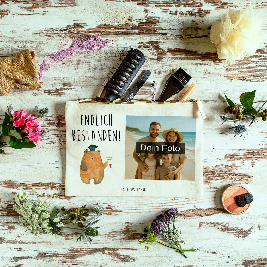 Personalisierte Foto Schminktasche Bär Prüfung Schminktasche Für Unterwegs Mit Foto, Schminktäschchen Mit Bild, Schminktasche Mit Muster Und Foto, Schminktasche Mit Reißverschluss Und Foto, Schminktasche Reise Mit Foto, Schminktasche Tiermotiv Mit Eigenem Bild, Schminktasche Stoff Mit Eigenem Foto, Reise-Kosmetiktasche Mit Eigenem Motiv, Kosmetiktasche Für Handtasche Mit Foto, Kulturbeutel Damen Mit Foto, Schminktasche Mit Eigenem Bild, Schminktasche Mit Wunschfoto, Schminktasche Für Mädchen Mit Foto, Kosmetiktasche Damen Mit Bild, Kosmetiktasche Zum Mitnehmen Mit Bild, Schminktasche Zum Aufhängen Mit Bild, Schminktasche Nachhaltig Mit Bild, Schminktasche Klein Mit Foto, Schminktasche Groß Mit Bild, Schminktasche Mit Foto, Schminktasche Mit Fächern Und Bild, Personalisierte Schminktasche Mit Foto, Aufbewahrung Für Schminke Mit Foto, Schminktasche Für Teenager Mit Bild, Stifteaufbewahrung Mit Bild, Schminktasche Blumen Mit Foto, Kosmetiktasche Mit Foto, Kosmetiktasche Organizer Mit Foto, Schminktasche Leder Mit Fotodruck, Make-Up Tasche Mit Foto, Schminktasche Geschenk Mit Foto, Stiftetasche Mit Eigenem Foto, Schminkbeutel Mit Fotodruck, Bär, Teddy, Teddybär, Prüfung bestanden, Zeugnis, Abitur, Abschluss, Abschlusszeugnis, Prüfungen