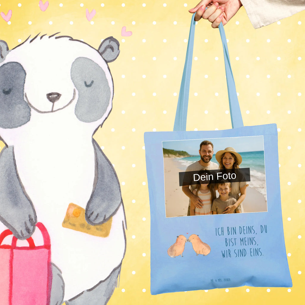 Personalisierte Foto Tragetasche Capybara Liebe Personalisierte Foto Tragetasche, Tiermotive, Gute Laune, lustige Sprüche, Tiere, Capybara, Liebe, verliebt, Paar, Jahrestag, Kuschel Capybaras, Tierliebe, Romantisches Geschenk, Handgezeichnet, Verschmolzen, Geschenkidee, Beziehung, Partnertiere, Ich bin deins, Du bist meins, Liebesspruch, Herzlich, Valentinstag, Ehejubiläum, Liebesbeweis