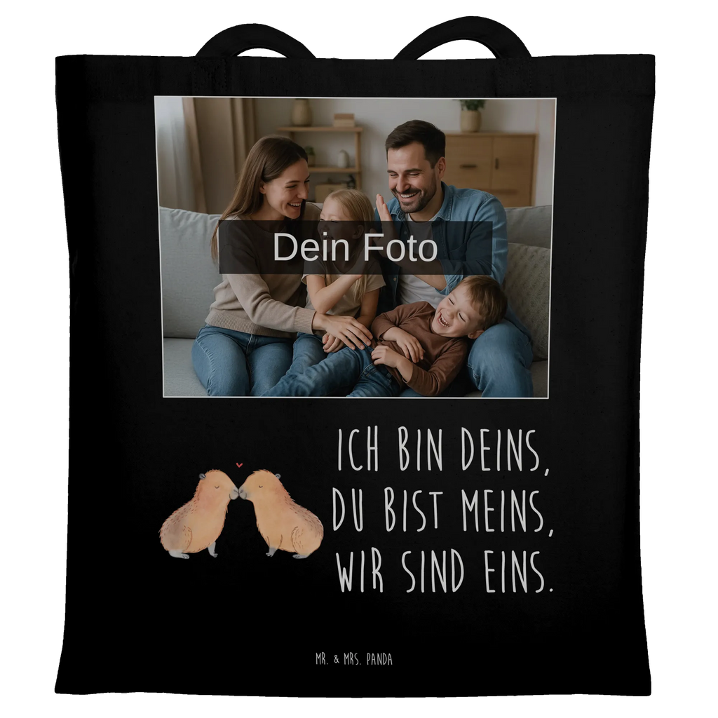 Personalisierte Foto Tragetasche Capybara Liebe Personalisierte Foto Tragetasche, Tiermotive, Gute Laune, lustige Sprüche, Tiere, Capybara, Liebe, verliebt, Paar, Jahrestag, Kuschel Capybaras, Tierliebe, Romantisches Geschenk, Handgezeichnet, Verschmolzen, Geschenkidee, Beziehung, Partnertiere, Ich bin deins, Du bist meins, Liebesspruch, Herzlich, Valentinstag, Ehejubiläum, Liebesbeweis