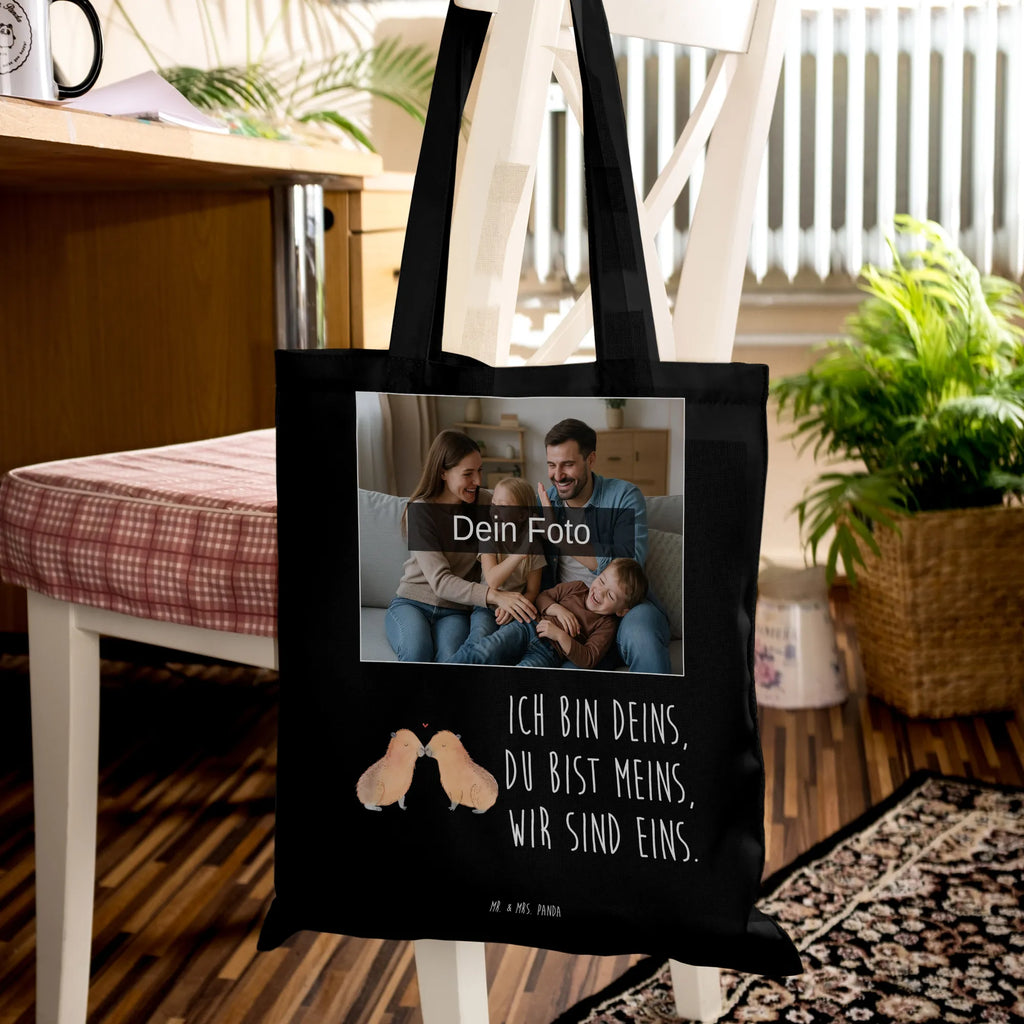 Personalisierte Foto Tragetasche Capybara Liebe Personalisierte Foto Tragetasche, Tiermotive, Gute Laune, lustige Sprüche, Tiere, Capybara, Liebe, verliebt, Paar, Jahrestag, Kuschel Capybaras, Tierliebe, Romantisches Geschenk, Handgezeichnet, Verschmolzen, Geschenkidee, Beziehung, Partnertiere, Ich bin deins, Du bist meins, Liebesspruch, Herzlich, Valentinstag, Ehejubiläum, Liebesbeweis