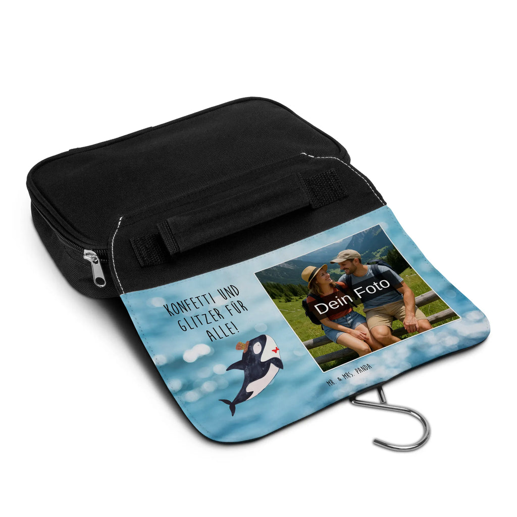 Personalisierter Foto Kulturbeutel Orca Zylinder Kulturbeutel Mit Fächern Und Foto, Kulturtasche Mit Bild, Kosmetiktasche Mit Foto, Kulturbeutel Zum Aufhängen Mit Foto, Kulturbeutel Mit Spiegel Und Wunschbild, Kulturbeutel Mit Foto, Kulturbeutel Mit Urlaubserinnerung, Kulturbeutel Baumwolle Mit Wunschbild, Transparenter Kulturbeutel Mit Foto, Waschbeutel Mit Eigenem Foto, Toilettentasche Mit Wunschbild, Kulturbeutel Für Reisen Mit Foto, Kulturbeutel Damen Mit Foto, Kulturbeutel Kinder Mit Wunschfoto, Kunststoff Kulturbeutel Mit Foto, Kulturbeutel Klein Mit Bild, Kulturbeutel Als Geschenk Mit Wunschfoto, Kulturbeutel Mit Haken Und Bild, Kompakter Kulturbeutel Mit Wunschfoto, Kulturbeutel Set Mit Wunschfoto, Wasserdichter Kulturbeutel Mit Bild, Fotogeschenk Kulturbeutel, Nachhaltiger Kulturbeutel Mit Wunschfoto, Kulturbeutel Mit Reißverschluss Und Foto, Filz Kulturbeutel Mit Wunschbild, Reisebeutel Mit Foto, Necessaire Mit Bild, Kulturbeutel Mit Familienfoto, Kulturbeutel Stoff Mit Foto, Kulturbeutel Selbst Gestalten Mit Foto, Kulturbeutel Herren Mit Bild, Kulturbeutel Groß Mit Foto, Kulturbeutel Mit Haustierfoto, Leder Kulturbeutel Mit Foto, Kulturbeutel Mit Kinderbild, Personalisierter Kulturbeutel Mit Wunschfoto, Meerestiere, Meer, Urlaub, Orca, Geburtstag, Glückwunsch, Glitzer, Glitter, Konfetti, Fete, Feier, Fest, Narwal