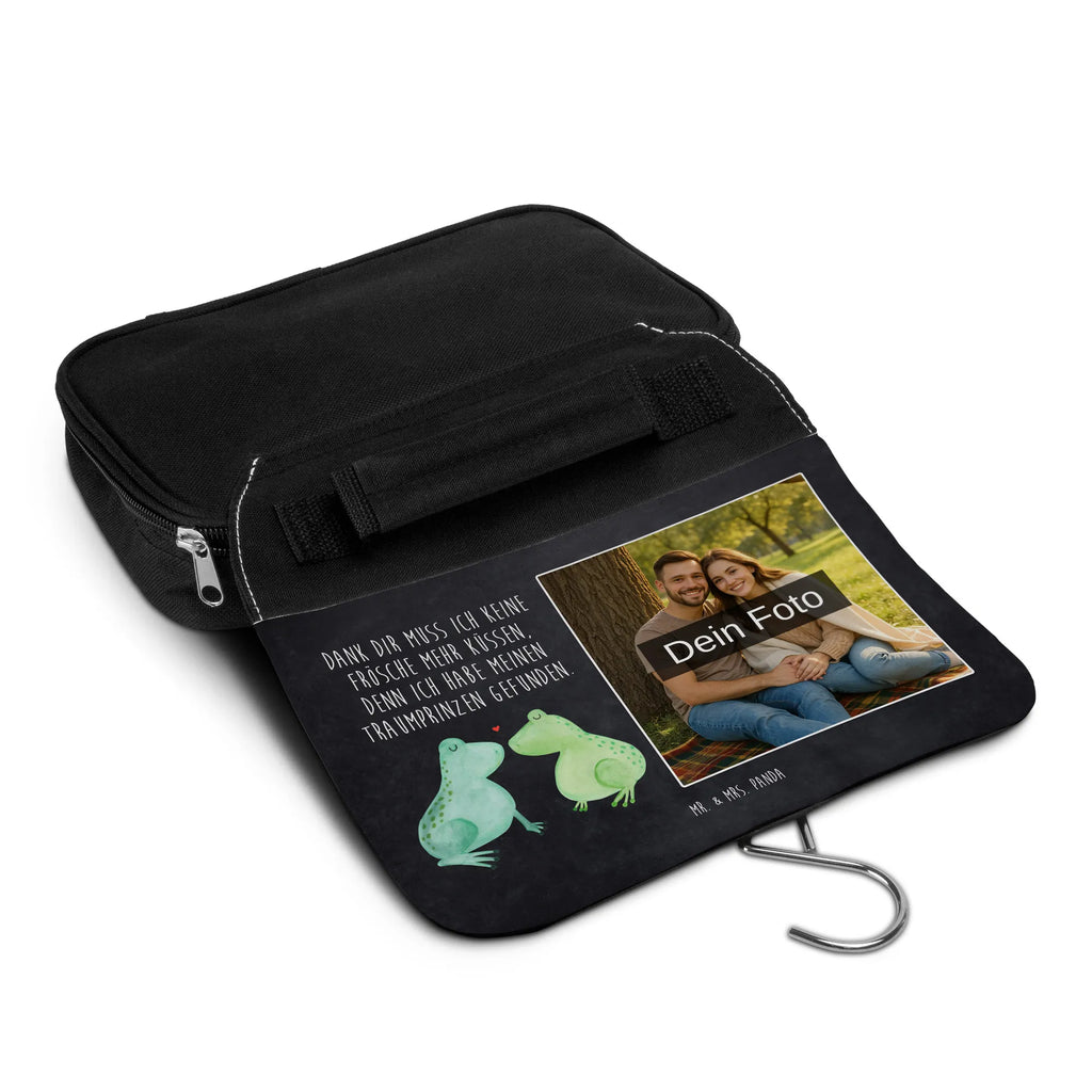 Personalisierter Foto Kulturbeutel Frosch Liebe Toilettentasche Mit Wunschbild, Filz Kulturbeutel Mit Wunschbild, Leder Kulturbeutel Mit Foto, Kulturbeutel Mit Kinderbild, Kunststoff Kulturbeutel Mit Foto, Kulturbeutel Mit Spiegel Und Wunschbild, Kulturbeutel Für Reisen Mit Foto, Kulturbeutel Herren Mit Bild, Reisebeutel Mit Foto, Kulturbeutel Klein Mit Bild, Kulturbeutel Mit Foto, Personalisierter Kulturbeutel Mit Wunschfoto, Kulturbeutel Zum Aufhängen Mit Foto, Kulturbeutel Mit Fächern Und Foto, Kulturbeutel Mit Reißverschluss Und Foto, Kulturbeutel Selbst Gestalten Mit Foto, Kulturtasche Mit Bild, Kulturbeutel Damen Mit Foto, Kulturbeutel Stoff Mit Foto, Kosmetiktasche Mit Foto, Kulturbeutel Groß Mit Foto, Nachhaltiger Kulturbeutel Mit Wunschfoto, Kulturbeutel Als Geschenk Mit Wunschfoto, Waschbeutel Mit Eigenem Foto, Kulturbeutel Set Mit Wunschfoto, Transparenter Kulturbeutel Mit Foto, Wasserdichter Kulturbeutel Mit Bild, Kulturbeutel Mit Haken Und Bild, Kulturbeutel Mit Urlaubserinnerung, Kompakter Kulturbeutel Mit Wunschfoto, Kulturbeutel Mit Haustierfoto, Kulturbeutel Mit Familienfoto, Fotogeschenk Kulturbeutel, Kulturbeutel Baumwolle Mit Wunschbild, Necessaire Mit Bild, Kulturbeutel Kinder Mit Wunschfoto, Liebe, Partner, Freund, Freundin, Ehemann, Ehefrau, Heiraten, Verlobung, Heiratsantrag, Liebesgeschenk, Jahrestag, Hocheitstag, Froschkönig, Frosch, Verlobt, Verliebt, Liebesbeweis, Geschenk Freundin, Frösche, Geschenk Freund, Fröschchen, Geschenk Hochzeit, Hochzeitstag, Verheiratet