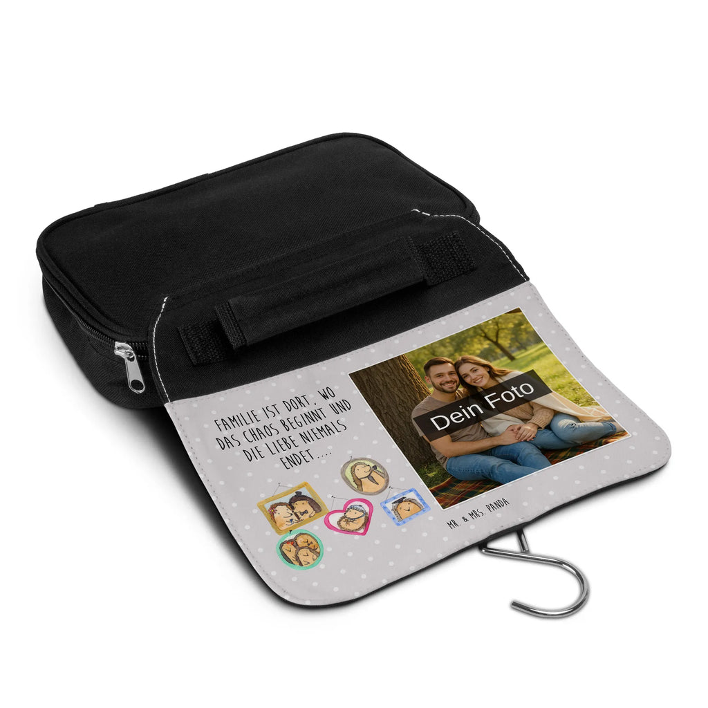 Personalisierter Foto Kulturbeutel Igel Familie Kulturbeutel Mit Haustierfoto, Necessaire Mit Bild, Kulturbeutel Als Geschenk Mit Wunschfoto, Transparenter Kulturbeutel Mit Foto, Kulturbeutel Mit Spiegel Und Wunschbild, Filz Kulturbeutel Mit Wunschbild, Fotogeschenk Kulturbeutel, Kulturbeutel Set Mit Wunschfoto, Kosmetiktasche Mit Foto, Kulturbeutel Klein Mit Bild, Wasserdichter Kulturbeutel Mit Bild, Waschbeutel Mit Eigenem Foto, Personalisierter Kulturbeutel Mit Wunschfoto, Kompakter Kulturbeutel Mit Wunschfoto, Kulturbeutel Stoff Mit Foto, Kulturbeutel Baumwolle Mit Wunschbild, Kulturbeutel Mit Urlaubserinnerung, Kulturbeutel Für Reisen Mit Foto, Kulturbeutel Groß Mit Foto, Kulturbeutel Selbst Gestalten Mit Foto, Toilettentasche Mit Wunschbild, Nachhaltiger Kulturbeutel Mit Wunschfoto, Kulturbeutel Kinder Mit Wunschfoto, Kulturbeutel Zum Aufhängen Mit Foto, Kulturbeutel Mit Reißverschluss Und Foto, Kulturtasche Mit Bild, Kulturbeutel Mit Familienfoto, Leder Kulturbeutel Mit Foto, Kulturbeutel Mit Foto, Kulturbeutel Herren Mit Bild, Reisebeutel Mit Foto, Kulturbeutel Damen Mit Foto, Kulturbeutel Mit Kinderbild, Kunststoff Kulturbeutel Mit Foto, Kulturbeutel Mit Haken Und Bild, Kulturbeutel Mit Fächern Und Foto, Familie, Vatertag, Muttertag, Bruder, Schwester, Mama, Papa, Oma, Opa, Igel, Bilder, Liebe, Zusammenhalt, Glück