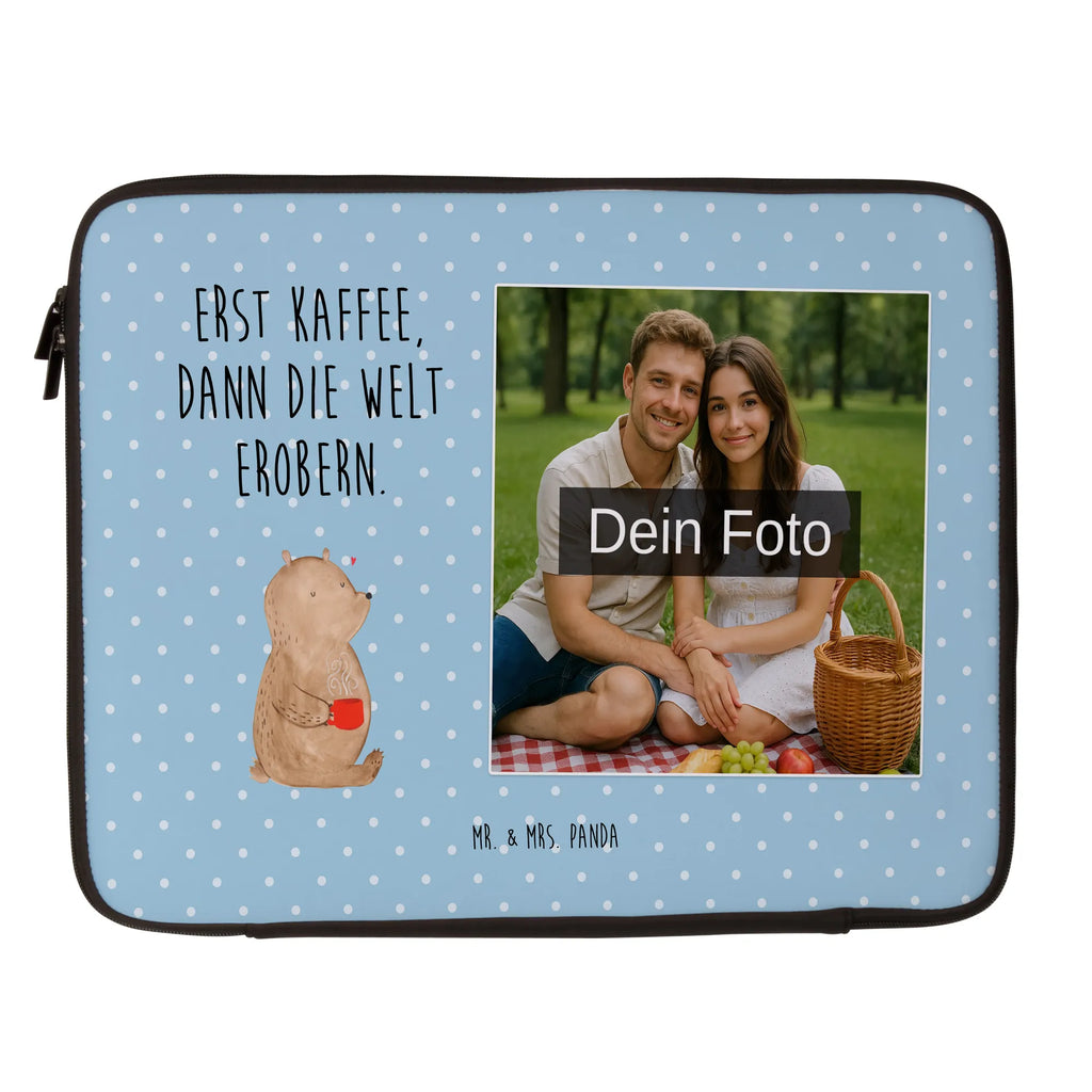 Personalisierte Foto Notebook Tasche Bär Kaffee Business Notebooktasche Mit Foto, Notebooktasche Für 17 Zoll Mit Foto, Studenten-Notebooktasche Mit Foto., Notebook-Aktentasche Mit Foto, Notebooktasche Mit Zubehörfach Und Bild, Rucksackstil Notebooktasche Mit Foto, Notebook-Tasche Aus Canvas Mit Fotodruck, Notebooktasche Mit Reißverschluss Und Foto, Wasserfeste Notebooktasche Mit Wunschfoto, Laptop-Umhängetasche Mit Wunschbild, Laptoptasche Mit Fotodruck, Gepolsterte Notebooktasche Mit Foto, Notebooktasche Für Damen Mit Fotomotiv, Personalisierte Notebooktasche Mit Bild, Laptop-Rucksack Mit Eigenem Bild, Notebookhülle Mit Wunschfoto, Casual Notebooktasche Mit Wunschfoto, Notebook-Umhängetasche Mit Foto, Leichte Notebooktasche Mit Foto, Notebook-Rucksack Mit Fotodruck, Klassische Notebooktasche Mit Wunschbild, Notebooktasche Für 13 Zoll Mit Fotodruck, Notebooktasche Mit Schultergurt Und Bild, Vintage Notebooktasche Mit Foto, Notebook-Sleeve Mit Fotopersonalisierung, Ergonomische Notebooktasche Mit Fotodruck, Robuste Notebooktasche Mit Wunschfoto, Notebooktasche Mit Foto, Notebooktasche Mit Organizerfach Und Foto, Laptop-Messenger-Bag Mit Wunschfoto, Notebook-Tasche Aus Leder Mit Bild, Notebooktasche Für Herren Mit Foto, Büro-Notebooktasche Mit Wunschbild, Notebooktasche Für 15 Zoll Mit Wunschbild, Notebooktasche Mit Tragegriff Und Fotodruck, Laptop-Case Mit Eigenem Foto, Laptop-Aktentasche Mit Fotomotiv, Slim Notebooktasche Mit Fotodruck, Notebook-Tasche Aus Neopren Mit Foto, Notebook-Querträger Mit Foto, Reisegeeignete Notebooktasche Mit Foto, Notebook-Tasche Aus Nylon Mit Wunschbild, Moderne Notebooktasche Mit Fotodruck, Minimalistische Notebooktasche Mit Fotodruck, Bär, Teddy, Teddybär, Bären, Kaffee, Morgenroutine, guten Morgen, Coffee, Motivation, Welt erobern, Welt retten