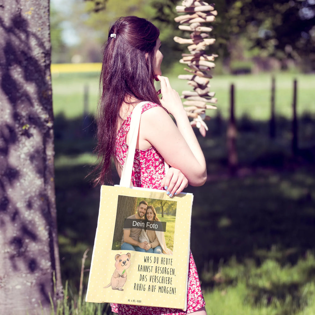 Personalisierte Foto Einkaufstasche Quokka Happy Tragetasche Mit Motiv Und Foto, Tragetasche Mit Eigenem Bild, Tragetasche Für Damen Mit Wunschfoto, Tragetasche Mit Foto Und Namen, Vintage Tragetasche Mit Foto, Große Tragetasche Mit Bild, Tragetasche Mit Wunschfoto, Einkaufstasche Mit Bild, Jutetasche Mit Wunschfoto, Baumwolltasche Mit Foto, Tragetasche Für Schule Mit Bild, Faltbare Tragetasche Mit Foto, Tragetasche Für Kinder Mit Foto, Tragetasche Mit Bild Und Text, Nachhaltige Tragetasche Mit Foto, Tragetasche Selbst Gestalten Mit Foto, Tragetasche Modern Mit Fotodruck, Tragetasche Für Büro Mit Foto, Tragetasche Bedruckt Mit Foto, Tragetasche Mit Foto, Wiederverwendbare Tragetasche Mit Wunschfoto, Design Tragetasche Mit Bild, Tragetasche Für Einkäufe Mit Foto, Stofftasche Mit Foto, Umweltfreundliche Tragetasche Mit Bild, Leinentasche Mit Bild, Tragetasche Für Herren Mit Bild, Bunte Tragetasche Mit Bild, Tragetasche Für Alltag Mit Bild, Tragetasche Mit Fotodruck, Kleine Tragetasche Mit Wunschfoto, Lustige Tragetasche Mit Foto, Tragetasche Als Geschenk Mit Foto, Personalisierte Tragetasche Mit Foto, Tiermotive, Gute Laune, lustige Sprüche, Tiere, Aufschieberitis, Dinge erledigen, Verschieben, Lustiger Spruch, Niedliches Tier, Quokka