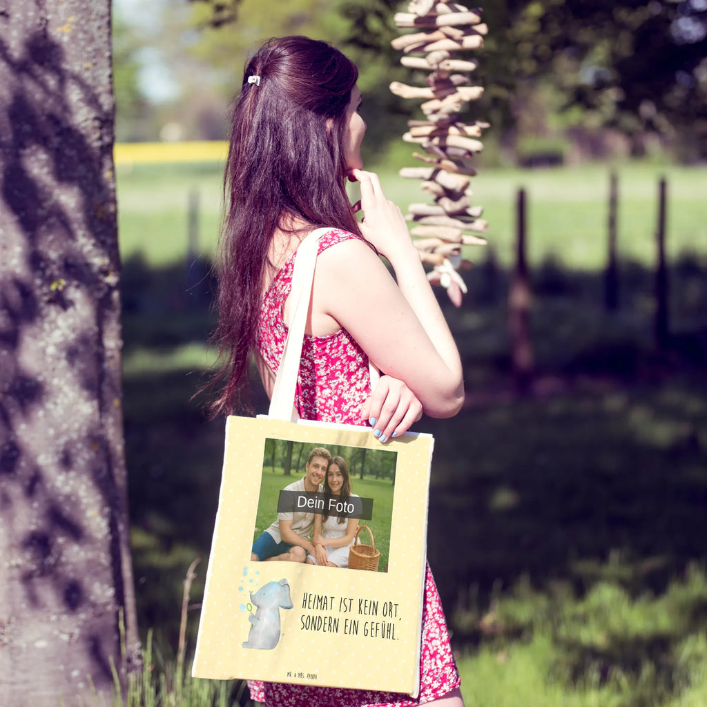 Personalisierte Foto Einkaufstasche Elefant Seifenblasen Jutetasche Mit Wunschfoto, Tragetasche Mit Foto, Tragetasche Mit Motiv Und Foto, Nachhaltige Tragetasche Mit Foto, Stofftasche Mit Foto, Große Tragetasche Mit Bild, Tragetasche Für Schule Mit Bild, Tragetasche Für Herren Mit Bild, Lustige Tragetasche Mit Foto, Tragetasche Mit Wunschfoto, Tragetasche Als Geschenk Mit Foto, Faltbare Tragetasche Mit Foto, Personalisierte Tragetasche Mit Foto, Vintage Tragetasche Mit Foto, Tragetasche Für Damen Mit Wunschfoto, Bunte Tragetasche Mit Bild, Baumwolltasche Mit Foto, Tragetasche Mit Bild Und Text, Tragetasche Mit Foto Und Namen, Kleine Tragetasche Mit Wunschfoto, Einkaufstasche Mit Bild, Wiederverwendbare Tragetasche Mit Wunschfoto, Tragetasche Modern Mit Fotodruck, Tragetasche Für Kinder Mit Foto, Leinentasche Mit Bild, Umweltfreundliche Tragetasche Mit Bild, Tragetasche Für Einkäufe Mit Foto, Tragetasche Für Alltag Mit Bild, Tragetasche Mit Fotodruck, Design Tragetasche Mit Bild, Tragetasche Selbst Gestalten Mit Foto, Tragetasche Für Büro Mit Foto, Tragetasche Mit Eigenem Bild, Tragetasche Bedruckt Mit Foto, Tiermotive, Gute Laune, lustige Sprüche, Tiere, Gefühl. Daheim, Rüsseltier, Liebesspruch, Heimat, Liebesbeweis, Liebe, Dickhäuter, Seifenblasen, Elefant, Elefanten