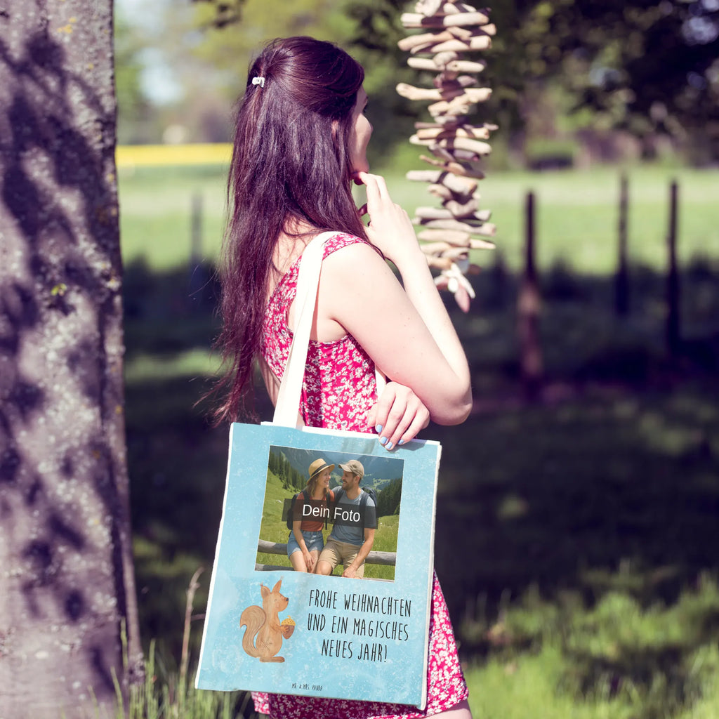 Personalisierte Foto Einkaufstasche Eichhörnchen Weihnachten Kleine Tragetasche Mit Wunschfoto, Tragetasche Für Alltag Mit Bild, Vintage Tragetasche Mit Foto, Lustige Tragetasche Mit Foto, Design Tragetasche Mit Bild, Tragetasche Mit Foto Und Namen, Tragetasche Für Herren Mit Bild, Faltbare Tragetasche Mit Foto, Tragetasche Mit Foto, Jutetasche Mit Wunschfoto, Tragetasche Mit Motiv Und Foto, Tragetasche Für Büro Mit Foto, Tragetasche Als Geschenk Mit Foto, Umweltfreundliche Tragetasche Mit Bild, Tragetasche Modern Mit Fotodruck, Tragetasche Bedruckt Mit Foto, Leinentasche Mit Bild, Tragetasche Mit Fotodruck, Tragetasche Für Schule Mit Bild, Baumwolltasche Mit Foto, Große Tragetasche Mit Bild, Einkaufstasche Mit Bild, Wiederverwendbare Tragetasche Mit Wunschfoto, Tragetasche Selbst Gestalten Mit Foto, Personalisierte Tragetasche Mit Foto, Tragetasche Mit Wunschfoto, Tragetasche Für Kinder Mit Foto, Nachhaltige Tragetasche Mit Foto, Bunte Tragetasche Mit Bild, Tragetasche Mit Eigenem Bild, Tragetasche Für Damen Mit Wunschfoto, Stofftasche Mit Foto, Tragetasche Mit Bild Und Text, Tragetasche Für Einkäufe Mit Foto, Winter, Weihnachten, Weihnachtsdeko, Nikolaus, Advent, Heiligabend, Wintermotiv, Vogel, Neujahr, Frohe Weihnachten, Weihnachtsgruß, Frohes neues Jahr, Guten Rutsch, Weihnachtsmotiv