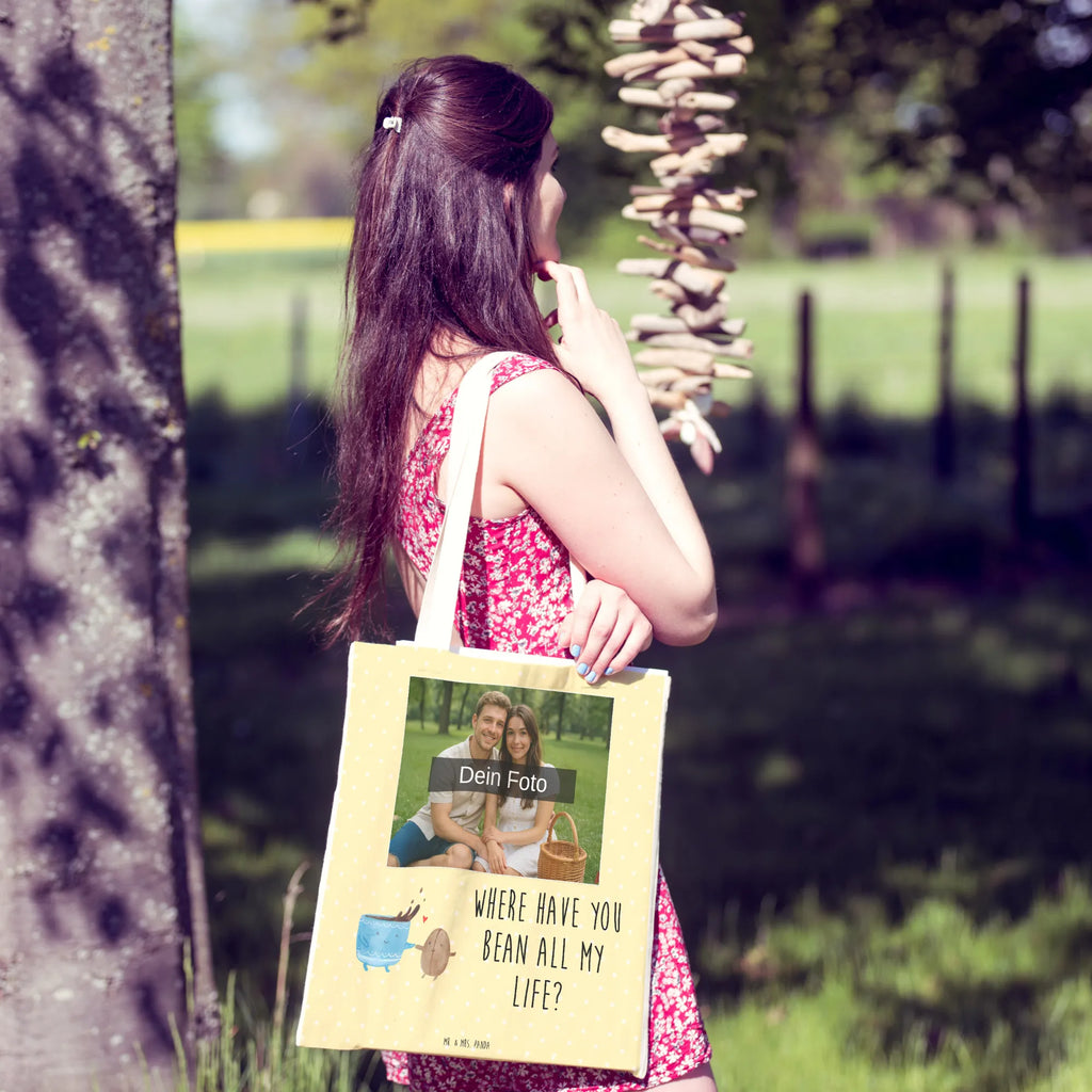 Personalisierte Foto Einkaufstasche Kaffee Bohne Tragetasche Als Geschenk Mit Foto, Tragetasche Selbst Gestalten Mit Foto, Personalisierte Tragetasche Mit Foto, Tragetasche Mit Eigenem Bild, Umweltfreundliche Tragetasche Mit Bild, Kleine Tragetasche Mit Wunschfoto, Vintage Tragetasche Mit Foto, Tragetasche Mit Foto, Bunte Tragetasche Mit Bild, Tragetasche Mit Fotodruck, Tragetasche Mit Wunschfoto, Jutetasche Mit Wunschfoto, Tragetasche Für Alltag Mit Bild, Baumwolltasche Mit Foto, Tragetasche Für Büro Mit Foto, Einkaufstasche Mit Bild, Design Tragetasche Mit Bild, Lustige Tragetasche Mit Foto, Tragetasche Modern Mit Fotodruck, Tragetasche Für Damen Mit Wunschfoto, Tragetasche Für Einkäufe Mit Foto, Leinentasche Mit Bild, Faltbare Tragetasche Mit Foto, Wiederverwendbare Tragetasche Mit Wunschfoto, Stofftasche Mit Foto, Tragetasche Für Kinder Mit Foto, Tragetasche Für Schule Mit Bild, Tragetasche Mit Foto Und Namen, Tragetasche Für Herren Mit Bild, Tragetasche Mit Motiv Und Foto, Große Tragetasche Mit Bild, Tragetasche Mit Bild Und Text, Tragetasche Bedruckt Mit Foto, Nachhaltige Tragetasche Mit Foto, Tiermotive, Gute Laune, lustige Sprüche, Tiere, Genuss, Glück, Kaffeebohne, Kaffee, Zufriedenheit