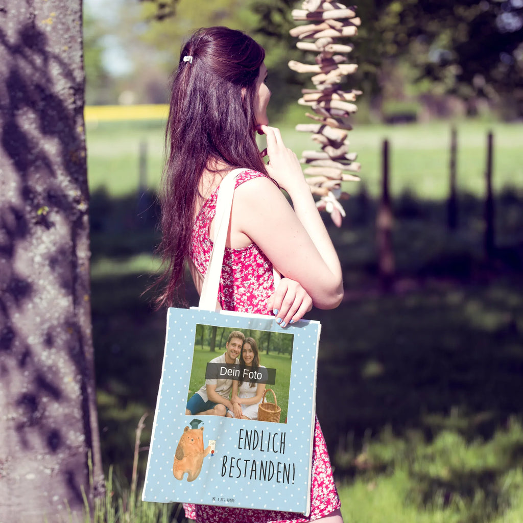 Personalisierte Foto Einkaufstasche Bär Prüfung Einkaufstasche Mit Bild, Tragetasche Mit Wunschfoto, Nachhaltige Tragetasche Mit Foto, Design Tragetasche Mit Bild, Stofftasche Mit Foto, Tragetasche Für Kinder Mit Foto, Tragetasche Mit Foto, Tragetasche Modern Mit Fotodruck, Tragetasche Für Alltag Mit Bild, Große Tragetasche Mit Bild, Wiederverwendbare Tragetasche Mit Wunschfoto, Tragetasche Mit Fotodruck, Tragetasche Mit Motiv Und Foto, Bunte Tragetasche Mit Bild, Tragetasche Für Einkäufe Mit Foto, Vintage Tragetasche Mit Foto, Umweltfreundliche Tragetasche Mit Bild, Leinentasche Mit Bild, Tragetasche Mit Eigenem Bild, Tragetasche Bedruckt Mit Foto, Lustige Tragetasche Mit Foto, Kleine Tragetasche Mit Wunschfoto, Tragetasche Für Herren Mit Bild, Tragetasche Mit Bild Und Text, Tragetasche Für Damen Mit Wunschfoto, Baumwolltasche Mit Foto, Tragetasche Für Büro Mit Foto, Personalisierte Tragetasche Mit Foto, Tragetasche Für Schule Mit Bild, Tragetasche Mit Foto Und Namen, Faltbare Tragetasche Mit Foto, Tragetasche Als Geschenk Mit Foto, Tragetasche Selbst Gestalten Mit Foto, Jutetasche Mit Wunschfoto, Bär, Teddy, Teddybär, Prüfung bestanden, Abitur, Zeugnis, Abschluss, Abschlusszeugnis, Prüfungen