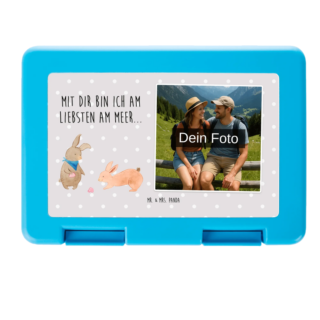 Personalisierte Foto Brotdose Hasen Muschel Lunchbox Mit Foto, Brotdose Mit Wunschfoto, Brotdose Mit Foto Und Wunschtext, Auslaufsichere Brotdose Mit Foto, Nachhaltige Brotdose Mit Foto, BPA-Freie Brotdose Mit Bild, Snackbox Mit Bild, Brotdose Für Mädchen Mit Foto, Brotdose Für Jungen Mit Bild, Foto Brotdose, Brotdose Kinder Mit Foto, Frühstücksdose Mit Foto, Brotdose Kindergarten Mit Wunschbild, Pausenbrotbox Mit Wunschfoto, Brotdose Mit Eigenem Bild, Brotbox Mit Foto, Design Brotdose Mit Wunschfoto, Brotdose Mit Bild Und Namen, Brotdose Büro Mit Foto, Brotdose Für Unterwegs Mit Wunschfoto, Lustige Brotdose Mit Eigenem Foto, Essensdose Mit Wunschfoto, Brotdose Schule Mit Foto, Brotdose Bedruckt Mit Foto, Edelstahl Brotdose Mit Foto, Brotdose Selbst Gestalten Mit Foto, Brotdose Mit Foto, Kunststoff Brotdose Mit Bild, Jausenbox Mit Eigenem Bild, Personalisierte Brotdose Mit Foto, Vesperdose Mit Bild, Wiederverwendbare Brotdose Mit Foto, Butterbrotdose Mit Bild, Brotdose Kita Mit Foto, Vesperbox Mit Foto, Geschenk Brotdose Mit Foto, Brotdose Erwachsene Mit Bild, Familie, Vatertag, Muttertag, Bruder, Schwester, Mama, Papa, Oma, Opa, Muscheln, Muscheln sammeln, Hasen, BFF, beste Freundin, Freundinnen, Freundin, Meer, best friends