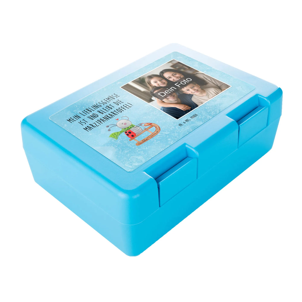 Personalisierte Foto Brotdose Smörle Rodeln Brotdose Erwachsene Mit Bild, Nachhaltige Brotdose Mit Foto, Lunchbox Mit Foto, Snackbox Mit Bild, Brotdose Für Unterwegs Mit Wunschfoto, Foto Brotdose, Brotdose Mit Eigenem Bild, Wiederverwendbare Brotdose Mit Foto, Kunststoff Brotdose Mit Bild, Brotdose Mit Bild Und Namen, Brotdose Kindergarten Mit Wunschbild, Brotdose Mit Wunschfoto, Brotdose Bedruckt Mit Foto, Personalisierte Brotdose Mit Foto, Brotdose Für Jungen Mit Bild, Pausenbrotbox Mit Wunschfoto, Design Brotdose Mit Wunschfoto, Geschenk Brotdose Mit Foto, Brotdose Schule Mit Foto, Brotdose Mit Foto, Brotdose Kita Mit Foto, Frühstücksdose Mit Foto, Brotdose Mit Foto Und Wunschtext, Brotdose Selbst Gestalten Mit Foto, Essensdose Mit Wunschfoto, Lustige Brotdose Mit Eigenem Foto, BPA-Freie Brotdose Mit Bild, Edelstahl Brotdose Mit Foto, Auslaufsichere Brotdose Mit Foto, Brotdose Für Mädchen Mit Foto, Butterbrotdose Mit Bild, Jausenbox Mit Eigenem Bild, Brotdose Kinder Mit Foto, Vesperbox Mit Foto, Vesperdose Mit Bild, Brotbox Mit Foto, Brotdose Büro Mit Foto, Winter, Weihnachten, Weihnachtsdeko, Nikolaus, Advent, Heiligabend, Wintermotiv, Marzipan, Schlittenfahren, Smörle