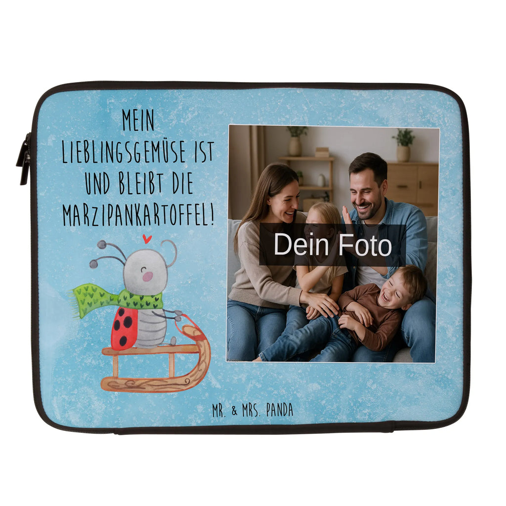 Personalisierte Foto Notebook Tasche Smörle Rodeln Robuste Notebooktasche Mit Wunschfoto, Büro-Notebooktasche Mit Wunschbild, Studenten-Notebooktasche Mit Foto., Vintage Notebooktasche Mit Foto, Reisegeeignete Notebooktasche Mit Foto, Wasserfeste Notebooktasche Mit Wunschfoto, Slim Notebooktasche Mit Fotodruck, Notebooktasche Für Damen Mit Fotomotiv, Laptop-Aktentasche Mit Fotomotiv, Notebooktasche Mit Schultergurt Und Bild, Laptop-Umhängetasche Mit Wunschbild, Notebook-Tasche Aus Canvas Mit Fotodruck, Notebook-Rucksack Mit Fotodruck, Personalisierte Notebooktasche Mit Bild, Notebook-Aktentasche Mit Foto, Notebook-Sleeve Mit Fotopersonalisierung, Rucksackstil Notebooktasche Mit Foto, Laptoptasche Mit Fotodruck, Notebooktasche Mit Zubehörfach Und Bild, Notebook-Tasche Aus Leder Mit Bild, Notebooktasche Für Herren Mit Foto, Notebook-Querträger Mit Foto, Notebooktasche Mit Tragegriff Und Fotodruck, Ergonomische Notebooktasche Mit Fotodruck, Notebooktasche Für 17 Zoll Mit Foto, Notebooktasche Für 13 Zoll Mit Fotodruck, Notebookhülle Mit Wunschfoto, Notebook-Umhängetasche Mit Foto, Notebooktasche Mit Reißverschluss Und Foto, Notebook-Tasche Aus Neopren Mit Foto, Klassische Notebooktasche Mit Wunschbild, Business Notebooktasche Mit Foto, Casual Notebooktasche Mit Wunschfoto, Moderne Notebooktasche Mit Fotodruck, Laptop-Messenger-Bag Mit Wunschfoto, Laptop-Case Mit Eigenem Foto, Leichte Notebooktasche Mit Foto, Notebooktasche Mit Organizerfach Und Foto, Laptop-Rucksack Mit Eigenem Bild, Minimalistische Notebooktasche Mit Fotodruck, Notebooktasche Für 15 Zoll Mit Wunschbild, Notebooktasche Mit Foto, Gepolsterte Notebooktasche Mit Foto, Notebook-Tasche Aus Nylon Mit Wunschbild, Winter, Weihnachten, Weihnachtsdeko, Nikolaus, Advent, Heiligabend, Wintermotiv, Smörle, Schlittenfahren, Marzipan