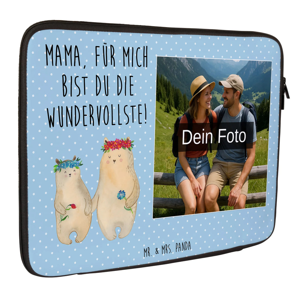 Personalisierte Foto Notebook Tasche Bären mit Blumenkranz Notebook-Tasche Aus Nylon Mit Wunschbild, Personalisierte Notebooktasche Mit Bild, Notebook-Tasche Aus Canvas Mit Fotodruck, Notebook-Tasche Aus Neopren Mit Foto, Slim Notebooktasche Mit Fotodruck, Robuste Notebooktasche Mit Wunschfoto, Notebook-Sleeve Mit Fotopersonalisierung, Notebook-Umhängetasche Mit Foto, Ergonomische Notebooktasche Mit Fotodruck, Notebooktasche Mit Reißverschluss Und Foto, Notebooktasche Für Herren Mit Foto, Casual Notebooktasche Mit Wunschfoto, Notebook-Rucksack Mit Fotodruck, Notebook-Aktentasche Mit Foto, Laptop-Umhängetasche Mit Wunschbild, Notebooktasche Für 17 Zoll Mit Foto, Laptop-Rucksack Mit Eigenem Bild, Studenten-Notebooktasche Mit Foto., Notebook-Tasche Aus Leder Mit Bild, Gepolsterte Notebooktasche Mit Foto, Wasserfeste Notebooktasche Mit Wunschfoto, Reisegeeignete Notebooktasche Mit Foto, Notebooktasche Mit Zubehörfach Und Bild, Notebookhülle Mit Wunschfoto, Moderne Notebooktasche Mit Fotodruck, Business Notebooktasche Mit Foto, Laptop-Aktentasche Mit Fotomotiv, Notebook-Querträger Mit Foto, Notebooktasche Für 15 Zoll Mit Wunschbild, Notebooktasche Mit Tragegriff Und Fotodruck, Notebooktasche Mit Schultergurt Und Bild, Notebooktasche Für 13 Zoll Mit Fotodruck, Laptoptasche Mit Fotodruck, Klassische Notebooktasche Mit Wunschbild, Rucksackstil Notebooktasche Mit Foto, Laptop-Case Mit Eigenem Foto, Leichte Notebooktasche Mit Foto, Minimalistische Notebooktasche Mit Fotodruck, Notebooktasche Für Damen Mit Fotomotiv, Vintage Notebooktasche Mit Foto, Laptop-Messenger-Bag Mit Wunschfoto, Notebooktasche Mit Foto, Büro-Notebooktasche Mit Wunschbild, Notebooktasche Mit Organizerfach Und Foto, Familie, Vatertag, Muttertag, Bruder, Schwester, Mama, Papa, Oma, Opa, Vorbild, Lieblingsmensch, Mami, Mutter, Töchter, Lieblingsmama, beste Mutter, Bären, Kinder, Tochter, Geschenk Mama. Muttertag, Kind, Mutti, Bär, Family, weltbeste Mama