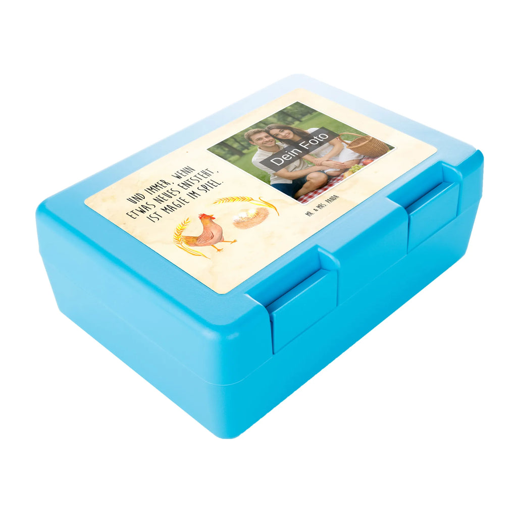 Personalisierte Foto Brotdose Huhn Stolz Brotdose Mit Bild Und Namen, Nachhaltige Brotdose Mit Foto, Brotdose Mit Eigenem Bild, Vesperdose Mit Bild, Brotdose Für Unterwegs Mit Wunschfoto, Brotdose Büro Mit Foto, Brotdose Mit Wunschfoto, Auslaufsichere Brotdose Mit Foto, Lunchbox Mit Foto, Edelstahl Brotdose Mit Foto, Brotdose Für Mädchen Mit Foto, Brotdose Schule Mit Foto, Jausenbox Mit Eigenem Bild, Lustige Brotdose Mit Eigenem Foto, Brotdose Kita Mit Foto, Snackbox Mit Bild, Brotdose Kindergarten Mit Wunschbild, Brotdose Kinder Mit Foto, Brotbox Mit Foto, Foto Brotdose, Brotdose Bedruckt Mit Foto, Brotdose Mit Foto, Wiederverwendbare Brotdose Mit Foto, Design Brotdose Mit Wunschfoto, Kunststoff Brotdose Mit Bild, Personalisierte Brotdose Mit Foto, Vesperbox Mit Foto, Brotdose Mit Foto Und Wunschtext, Frühstücksdose Mit Foto, Pausenbrotbox Mit Wunschfoto, BPA-Freie Brotdose Mit Bild, Butterbrotdose Mit Bild, Geschenk Brotdose Mit Foto, Essensdose Mit Wunschfoto, Brotdose Selbst Gestalten Mit Foto, Brotdose Für Jungen Mit Bild, Brotdose Erwachsene Mit Bild, Bauernhof, Hoftiere, Landwirt, Landwirtin, Schwangerschaft, Hahn, Geburt, Motivation, Magie, Hof, Hühner, Eier, Henne, Spruch, Landleben