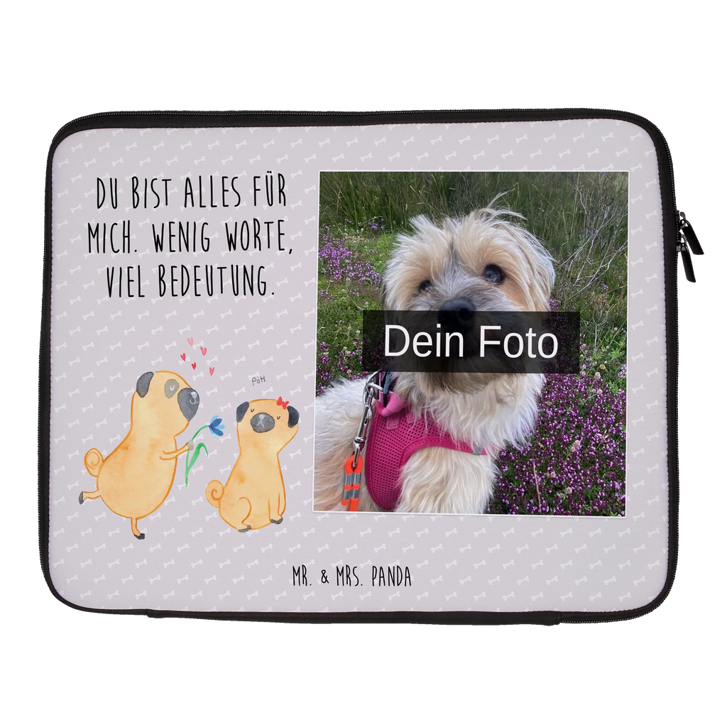 Personalisierte Foto Notebook Tasche Mops Verliebt Notebooktasche Mit Tragegriff Und Fotodruck, Slim Notebooktasche Mit Fotodruck, Notebook-Tasche Aus Nylon Mit Wunschbild, Notebooktasche Mit Reißverschluss Und Foto, Büro-Notebooktasche Mit Wunschbild, Reisegeeignete Notebooktasche Mit Foto, Notebook-Tasche Aus Leder Mit Bild, Notebooktasche Für Herren Mit Foto, Personalisierte Notebooktasche Mit Bild, Notebooktasche Für 17 Zoll Mit Foto, Moderne Notebooktasche Mit Fotodruck, Laptop-Rucksack Mit Eigenem Bild, Notebooktasche Mit Organizerfach Und Foto, Business Notebooktasche Mit Foto, Rucksackstil Notebooktasche Mit Foto, Casual Notebooktasche Mit Wunschfoto, Laptop-Aktentasche Mit Fotomotiv, Laptop-Case Mit Eigenem Foto, Notebooktasche Mit Foto, Minimalistische Notebooktasche Mit Fotodruck, Studenten-Notebooktasche Mit Foto., Laptop-Umhängetasche Mit Wunschbild, Robuste Notebooktasche Mit Wunschfoto, Notebooktasche Für Damen Mit Fotomotiv, Notebooktasche Für 15 Zoll Mit Wunschbild, Klassische Notebooktasche Mit Wunschbild, Notebooktasche Mit Schultergurt Und Bild, Notebooktasche Für 13 Zoll Mit Fotodruck, Ergonomische Notebooktasche Mit Fotodruck, Vintage Notebooktasche Mit Foto, Notebook-Umhängetasche Mit Foto, Laptop-Messenger-Bag Mit Wunschfoto, Notebook-Tasche Aus Canvas Mit Fotodruck, Notebook-Rucksack Mit Fotodruck, Notebook-Querträger Mit Foto, Notebook-Tasche Aus Neopren Mit Foto, Wasserfeste Notebooktasche Mit Wunschfoto, Notebooktasche Mit Zubehörfach Und Bild, Leichte Notebooktasche Mit Foto, Notebook-Aktentasche Mit Foto, Notebook-Sleeve Mit Fotopersonalisierung, Notebookhülle Mit Wunschfoto, Laptoptasche Mit Fotodruck, Gepolsterte Notebooktasche Mit Foto, Hund, Hundemotiv, Haustier, Hunderasse, Tierliebhaber, Hundebesitzer, Sprüche, verliebt, Liebe, Partner, Möpse, Liebesspruch. Verlobt, Geschenk Freund, Mops, Hundeliebe