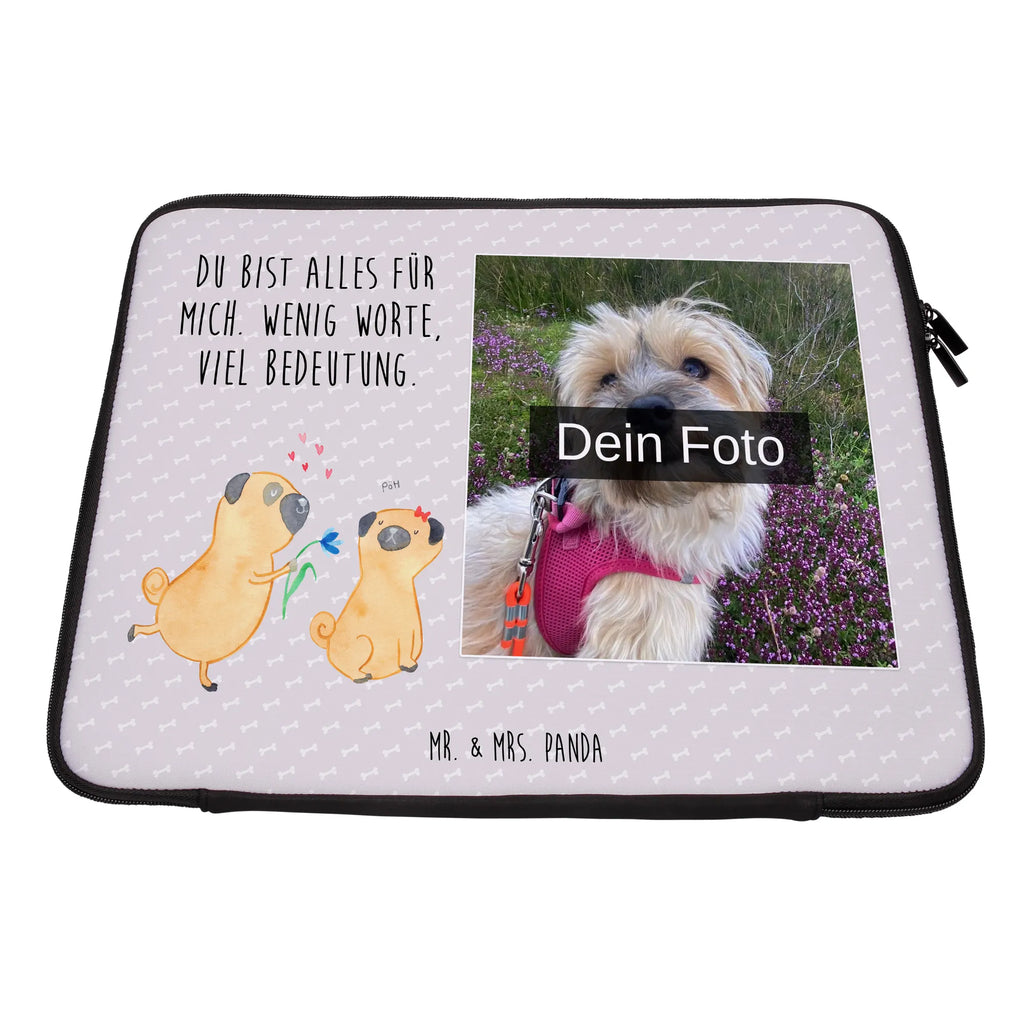 Personalisierte Foto Notebook Tasche Mops Verliebt Notebooktasche Mit Tragegriff Und Fotodruck, Slim Notebooktasche Mit Fotodruck, Notebook-Tasche Aus Nylon Mit Wunschbild, Notebooktasche Mit Reißverschluss Und Foto, Büro-Notebooktasche Mit Wunschbild, Reisegeeignete Notebooktasche Mit Foto, Notebook-Tasche Aus Leder Mit Bild, Notebooktasche Für Herren Mit Foto, Personalisierte Notebooktasche Mit Bild, Notebooktasche Für 17 Zoll Mit Foto, Moderne Notebooktasche Mit Fotodruck, Laptop-Rucksack Mit Eigenem Bild, Notebooktasche Mit Organizerfach Und Foto, Business Notebooktasche Mit Foto, Rucksackstil Notebooktasche Mit Foto, Casual Notebooktasche Mit Wunschfoto, Laptop-Aktentasche Mit Fotomotiv, Laptop-Case Mit Eigenem Foto, Notebooktasche Mit Foto, Minimalistische Notebooktasche Mit Fotodruck, Studenten-Notebooktasche Mit Foto., Laptop-Umhängetasche Mit Wunschbild, Robuste Notebooktasche Mit Wunschfoto, Notebooktasche Für Damen Mit Fotomotiv, Notebooktasche Für 15 Zoll Mit Wunschbild, Klassische Notebooktasche Mit Wunschbild, Notebooktasche Mit Schultergurt Und Bild, Notebooktasche Für 13 Zoll Mit Fotodruck, Ergonomische Notebooktasche Mit Fotodruck, Vintage Notebooktasche Mit Foto, Notebook-Umhängetasche Mit Foto, Laptop-Messenger-Bag Mit Wunschfoto, Notebook-Tasche Aus Canvas Mit Fotodruck, Notebook-Rucksack Mit Fotodruck, Notebook-Querträger Mit Foto, Notebook-Tasche Aus Neopren Mit Foto, Wasserfeste Notebooktasche Mit Wunschfoto, Notebooktasche Mit Zubehörfach Und Bild, Leichte Notebooktasche Mit Foto, Notebook-Aktentasche Mit Foto, Notebook-Sleeve Mit Fotopersonalisierung, Notebookhülle Mit Wunschfoto, Laptoptasche Mit Fotodruck, Gepolsterte Notebooktasche Mit Foto, Hund, Hundemotiv, Haustier, Hunderasse, Tierliebhaber, Hundebesitzer, Sprüche, verliebt, Liebe, Partner, Möpse, Liebesspruch. Verlobt, Geschenk Freund, Mops, Hundeliebe