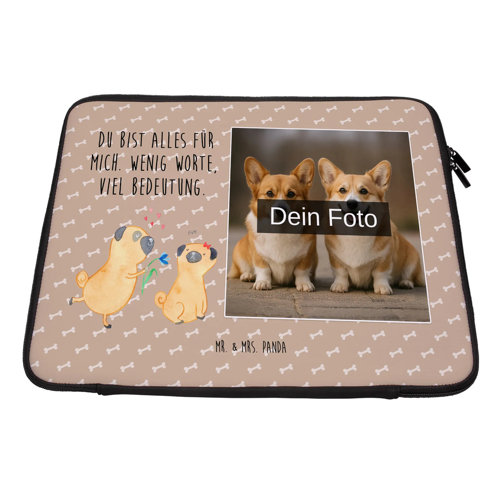 Personalisierte Foto Notebook Tasche Mops Verliebt Notebooktasche Mit Tragegriff Und Fotodruck, Slim Notebooktasche Mit Fotodruck, Notebook-Tasche Aus Nylon Mit Wunschbild, Notebooktasche Mit Reißverschluss Und Foto, Büro-Notebooktasche Mit Wunschbild, Reisegeeignete Notebooktasche Mit Foto, Notebook-Tasche Aus Leder Mit Bild, Notebooktasche Für Herren Mit Foto, Personalisierte Notebooktasche Mit Bild, Notebooktasche Für 17 Zoll Mit Foto, Moderne Notebooktasche Mit Fotodruck, Laptop-Rucksack Mit Eigenem Bild, Notebooktasche Mit Organizerfach Und Foto, Business Notebooktasche Mit Foto, Rucksackstil Notebooktasche Mit Foto, Casual Notebooktasche Mit Wunschfoto, Laptop-Aktentasche Mit Fotomotiv, Laptop-Case Mit Eigenem Foto, Notebooktasche Mit Foto, Minimalistische Notebooktasche Mit Fotodruck, Studenten-Notebooktasche Mit Foto., Laptop-Umhängetasche Mit Wunschbild, Robuste Notebooktasche Mit Wunschfoto, Notebooktasche Für Damen Mit Fotomotiv, Notebooktasche Für 15 Zoll Mit Wunschbild, Klassische Notebooktasche Mit Wunschbild, Notebooktasche Mit Schultergurt Und Bild, Notebooktasche Für 13 Zoll Mit Fotodruck, Ergonomische Notebooktasche Mit Fotodruck, Vintage Notebooktasche Mit Foto, Notebook-Umhängetasche Mit Foto, Laptop-Messenger-Bag Mit Wunschfoto, Notebook-Tasche Aus Canvas Mit Fotodruck, Notebook-Rucksack Mit Fotodruck, Notebook-Querträger Mit Foto, Notebook-Tasche Aus Neopren Mit Foto, Wasserfeste Notebooktasche Mit Wunschfoto, Notebooktasche Mit Zubehörfach Und Bild, Leichte Notebooktasche Mit Foto, Notebook-Aktentasche Mit Foto, Notebook-Sleeve Mit Fotopersonalisierung, Notebookhülle Mit Wunschfoto, Laptoptasche Mit Fotodruck, Gepolsterte Notebooktasche Mit Foto, Hund, Hundemotiv, Haustier, Hunderasse, Tierliebhaber, Hundebesitzer, Sprüche, verliebt, Liebe, Partner, Möpse, Liebesspruch. Verlobt, Geschenk Freund, Mops, Hundeliebe